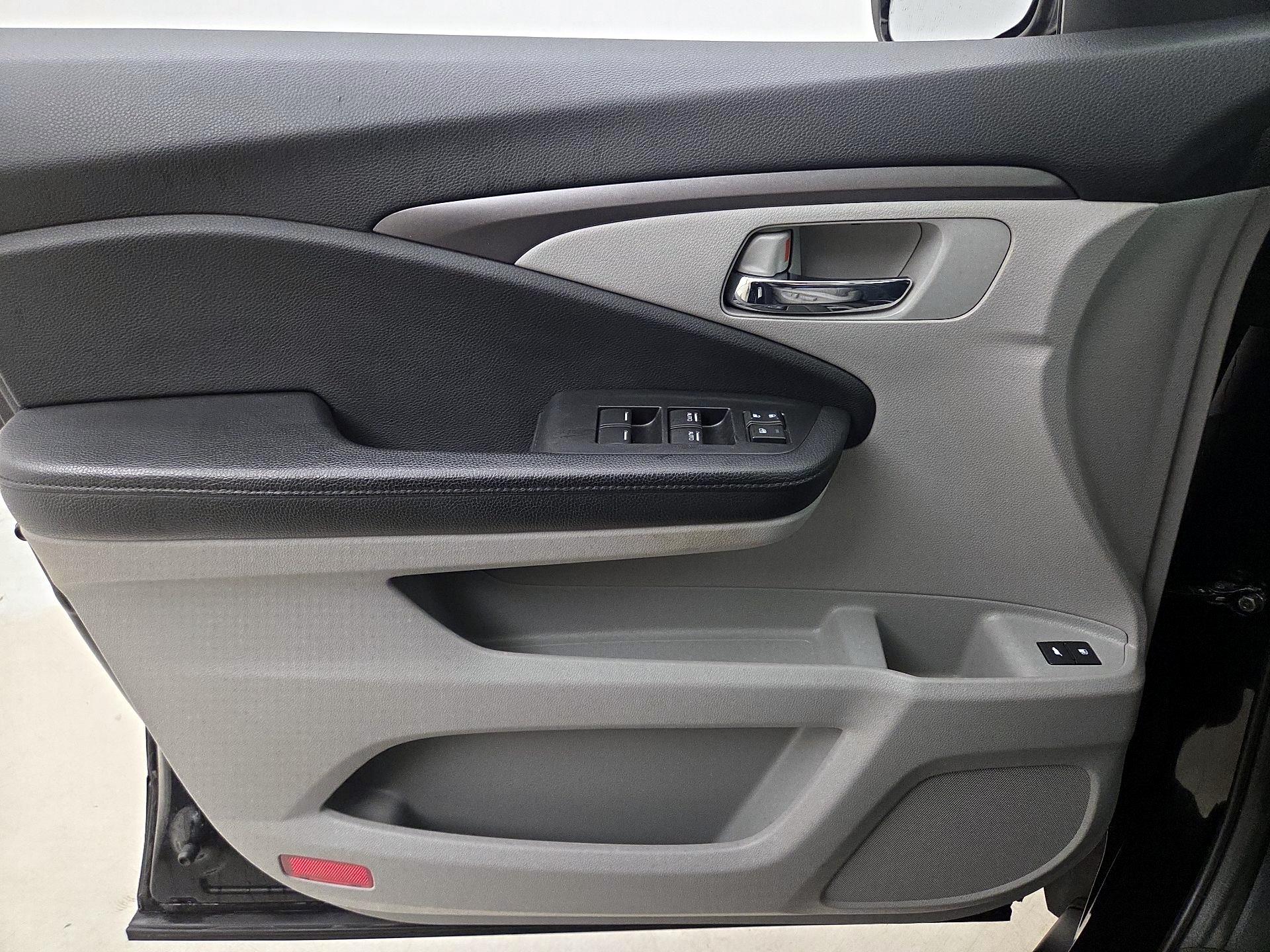 Thumbnail: 2017 Honda Pilot - 12