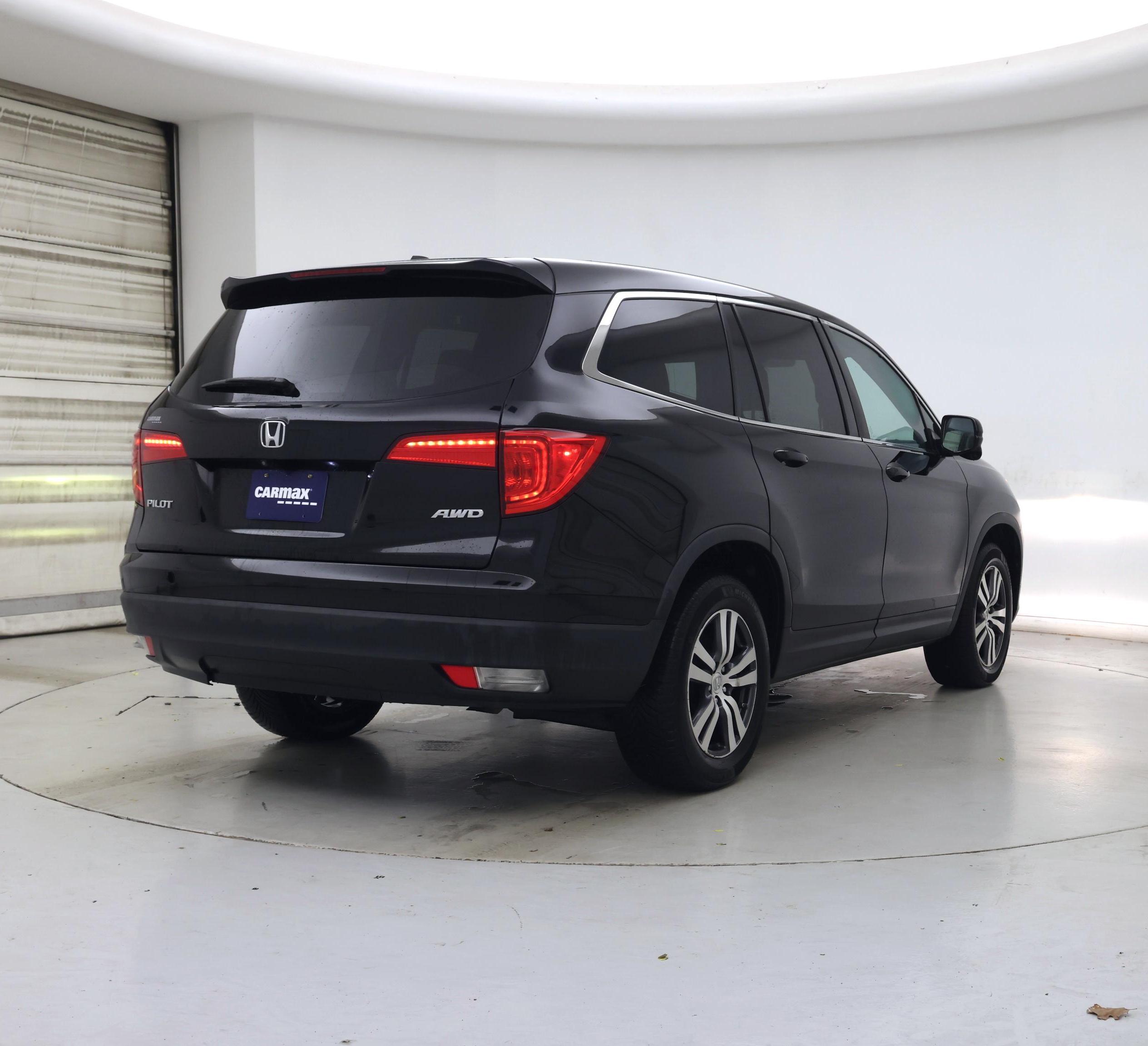 Thumbnail: 2017 Honda Pilot - 8