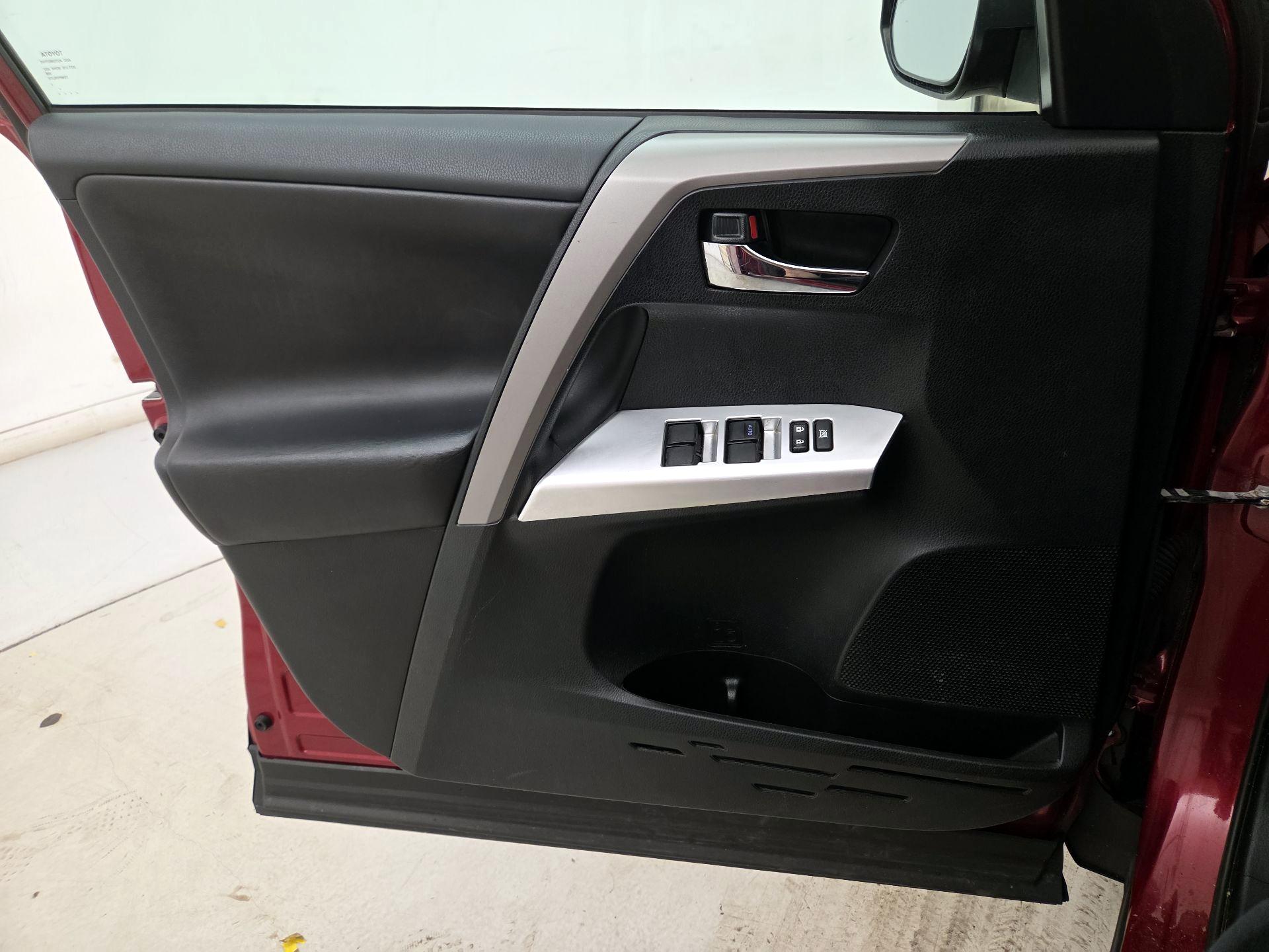 Thumbnail: 2018 Toyota RAV4 - 12