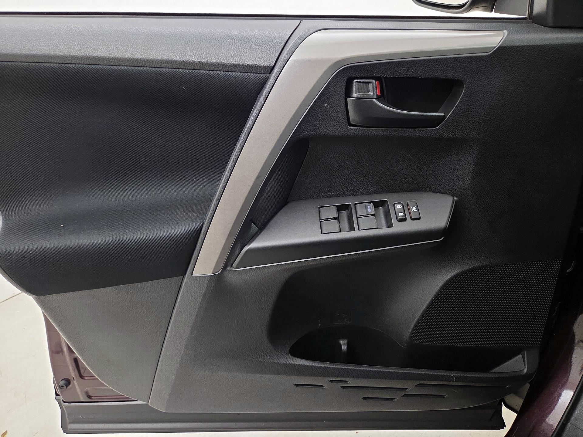 Thumbnail: 2018 Toyota RAV4 - 12