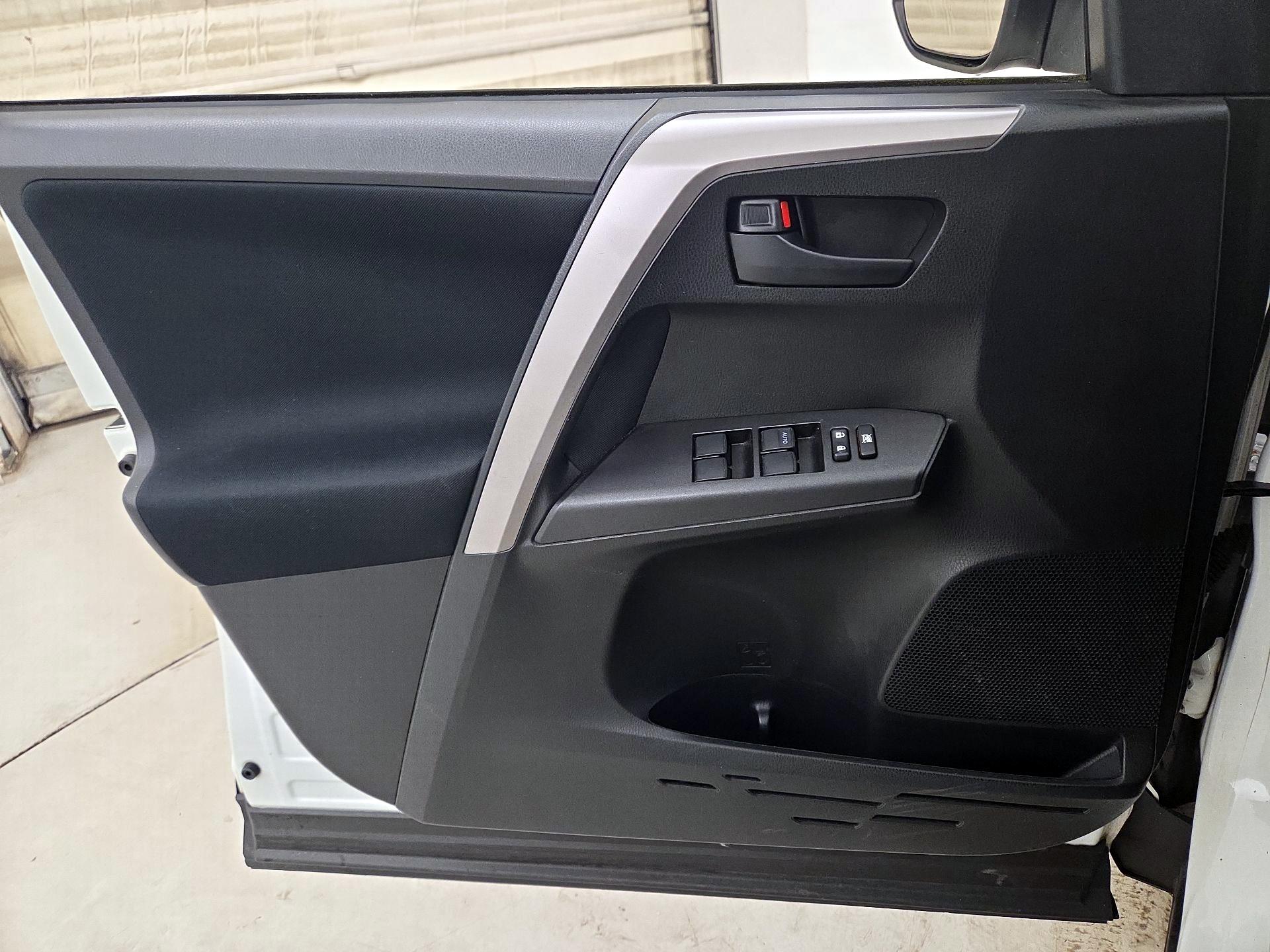 Thumbnail: 2016 Toyota RAV4 - 12