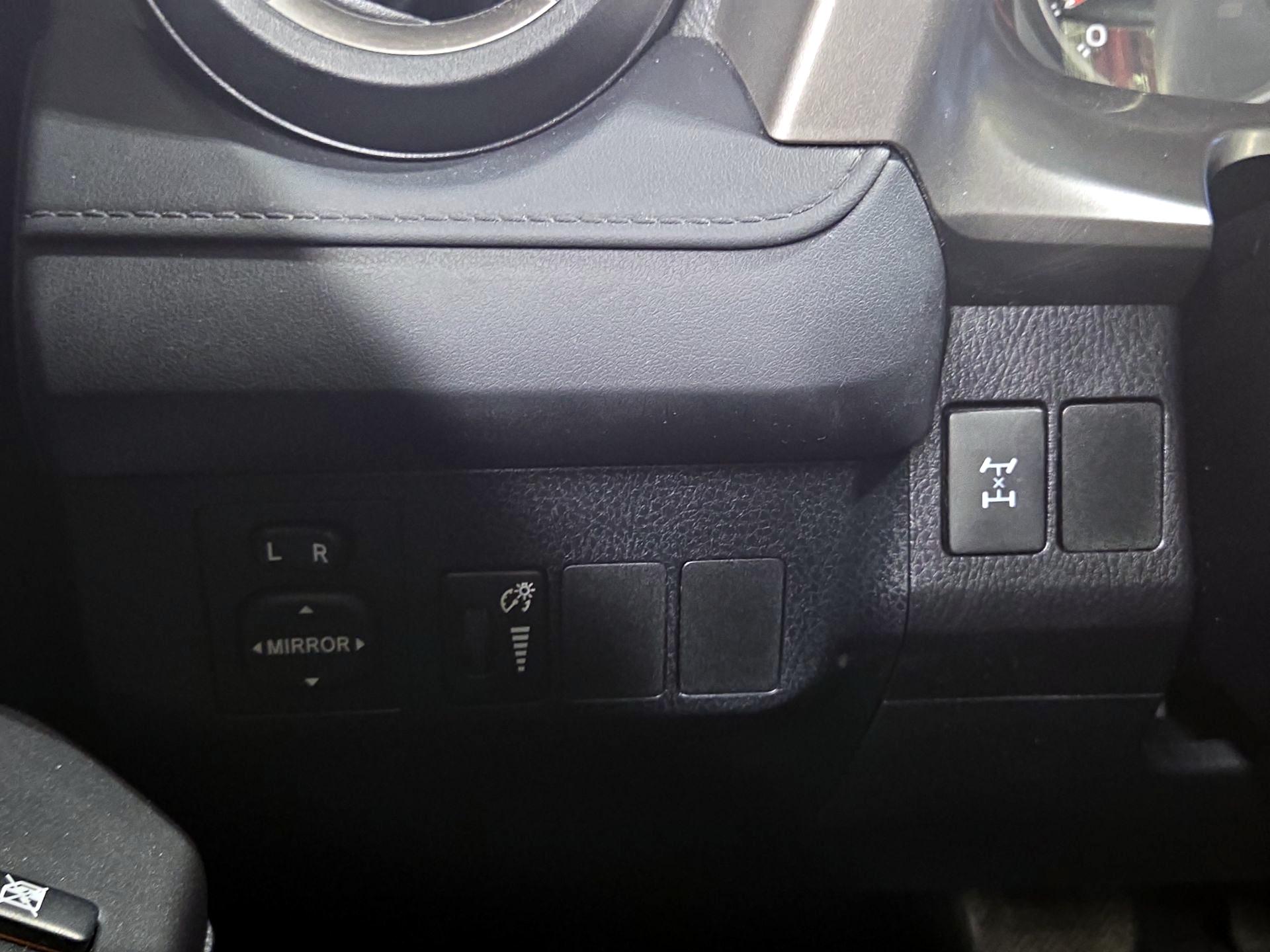 Thumbnail: 2016 Toyota RAV4 - 13