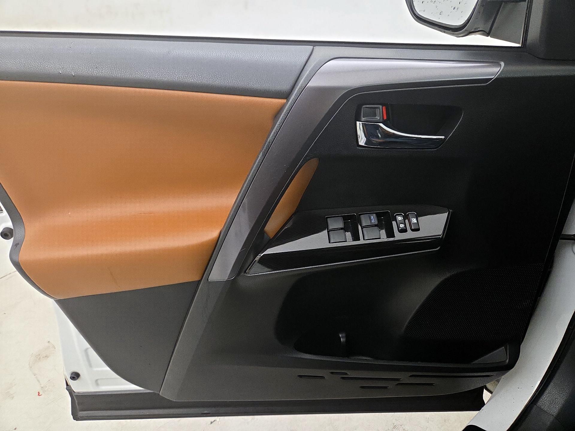 Thumbnail: 2016 Toyota RAV4 - 12