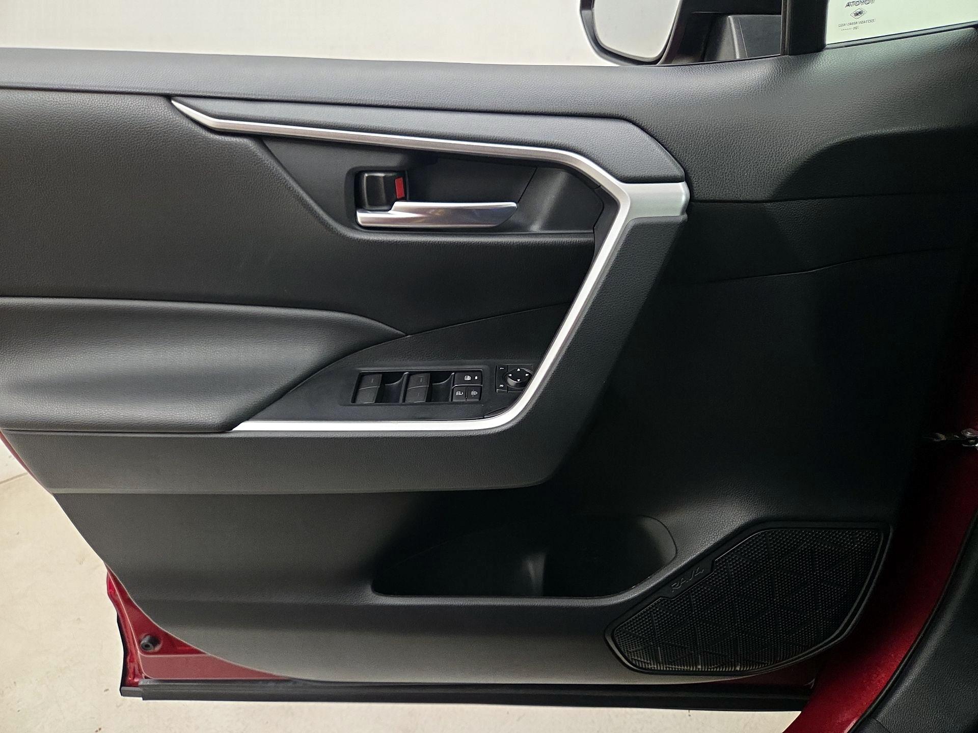 Thumbnail: 2021 Toyota RAV4 - 12