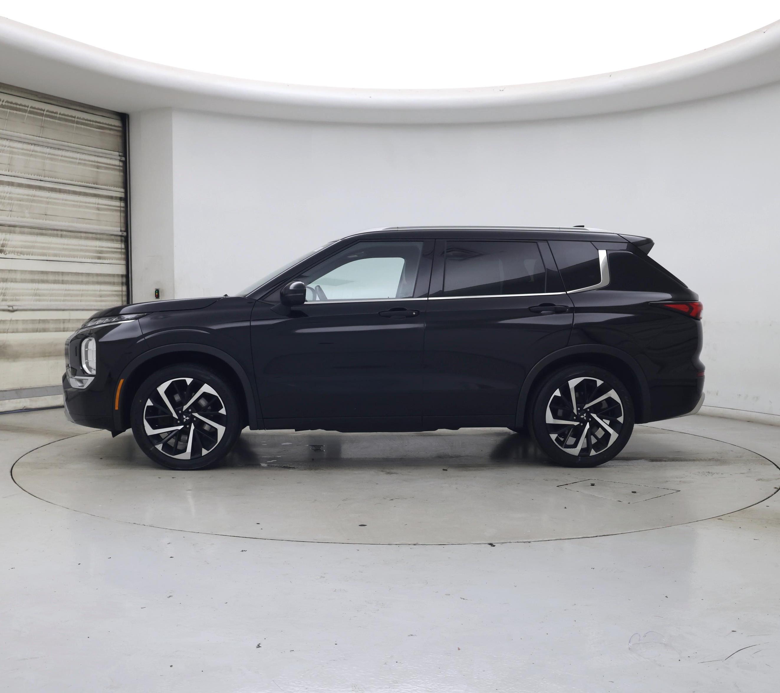 Thumbnail: 2022 Mitsubishi Outlander - 3