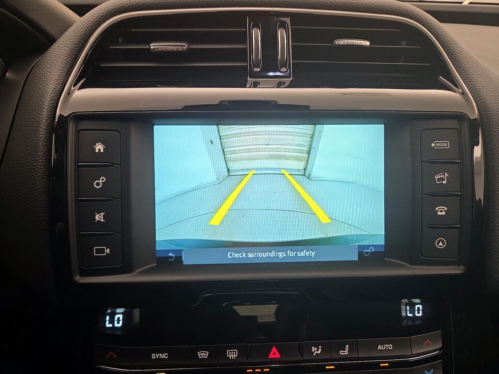 2018 Jaguar XE Premium - Photo 16