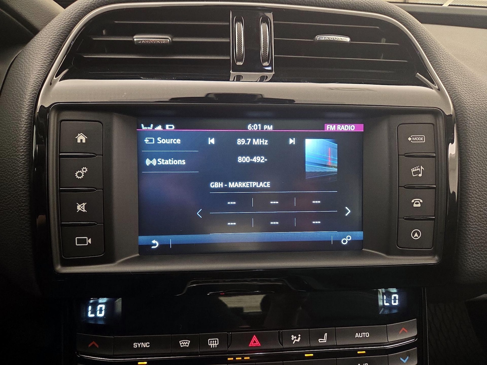 2018 Jaguar XE Premium - Photo 17