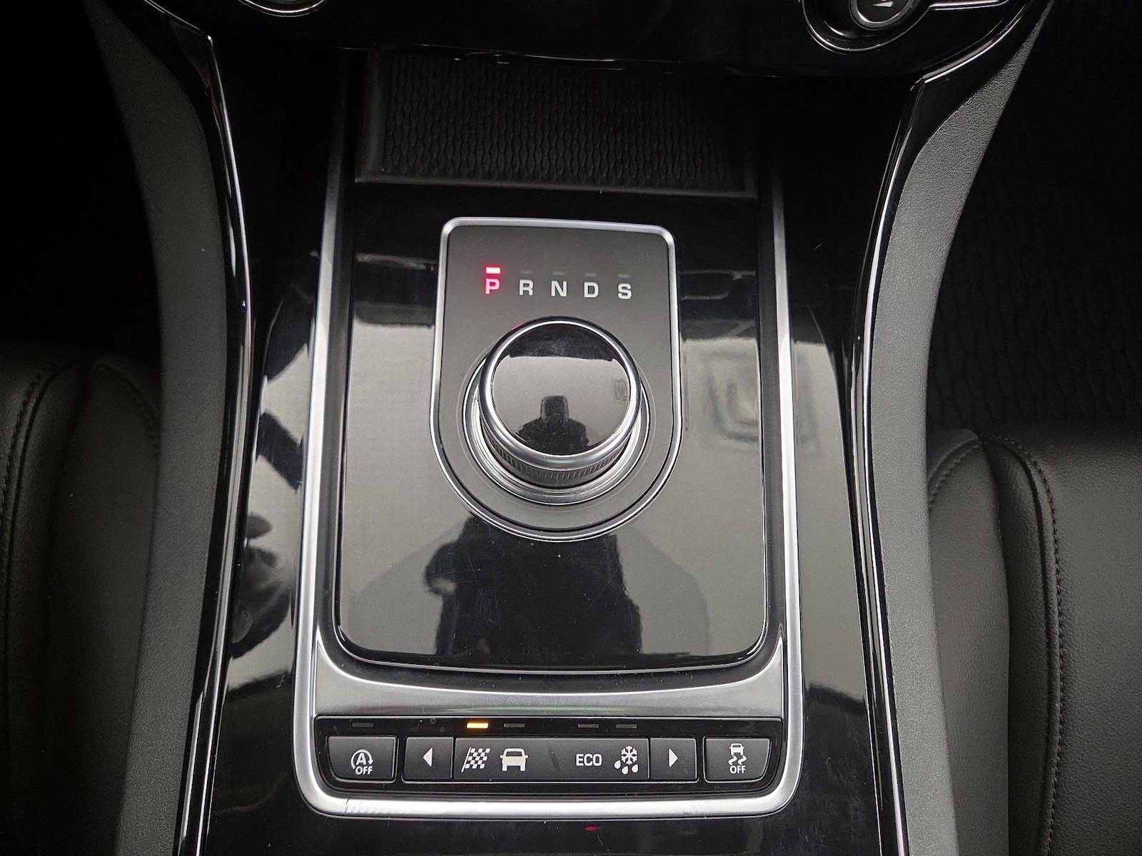 2018 Jaguar XE Premium - Photo 19
