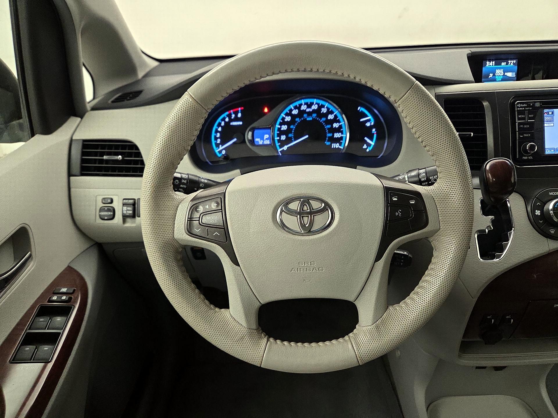 Thumbnail: 2014 Toyota Sienna - 10