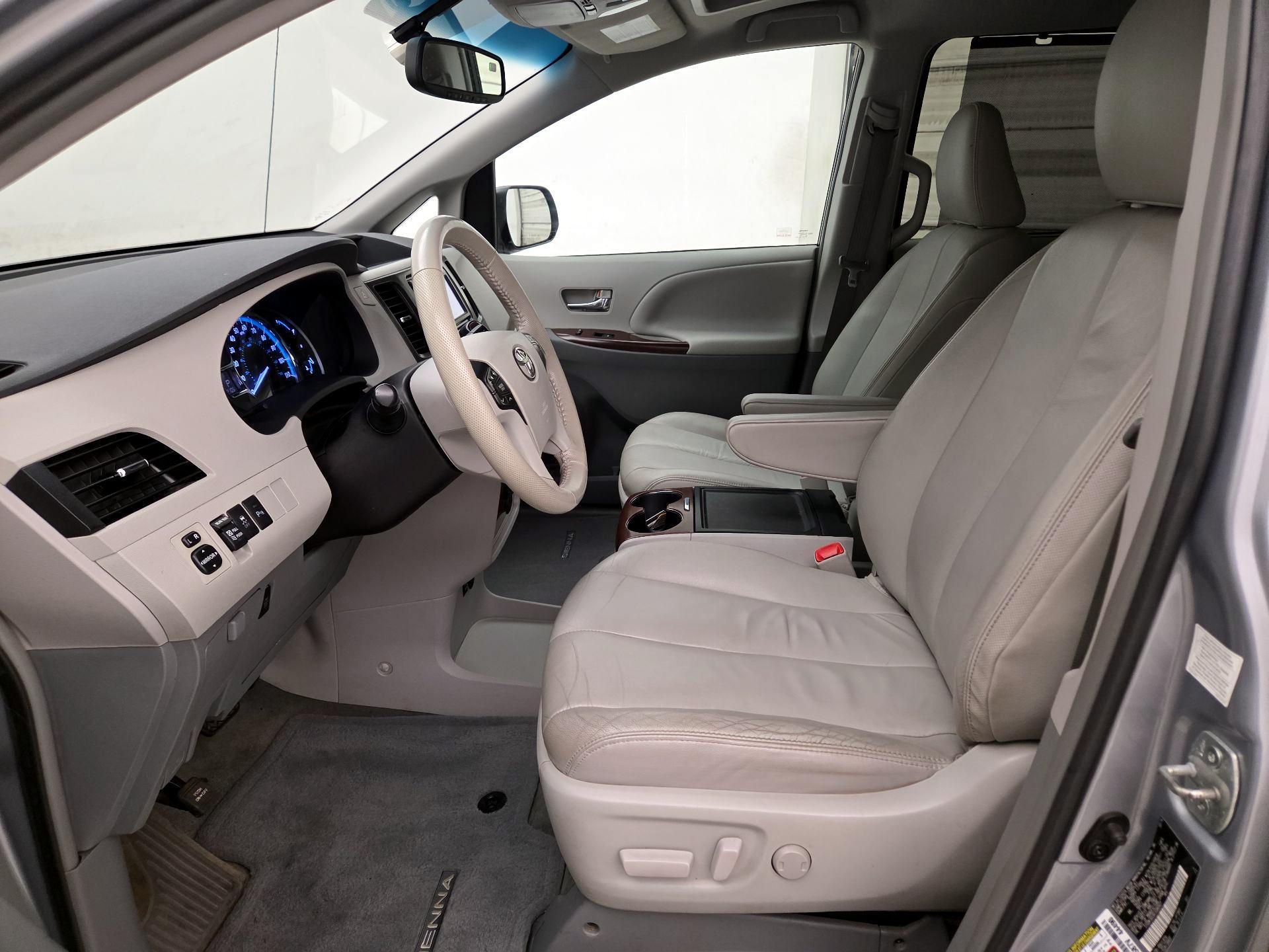 Thumbnail: 2014 Toyota Sienna - 11