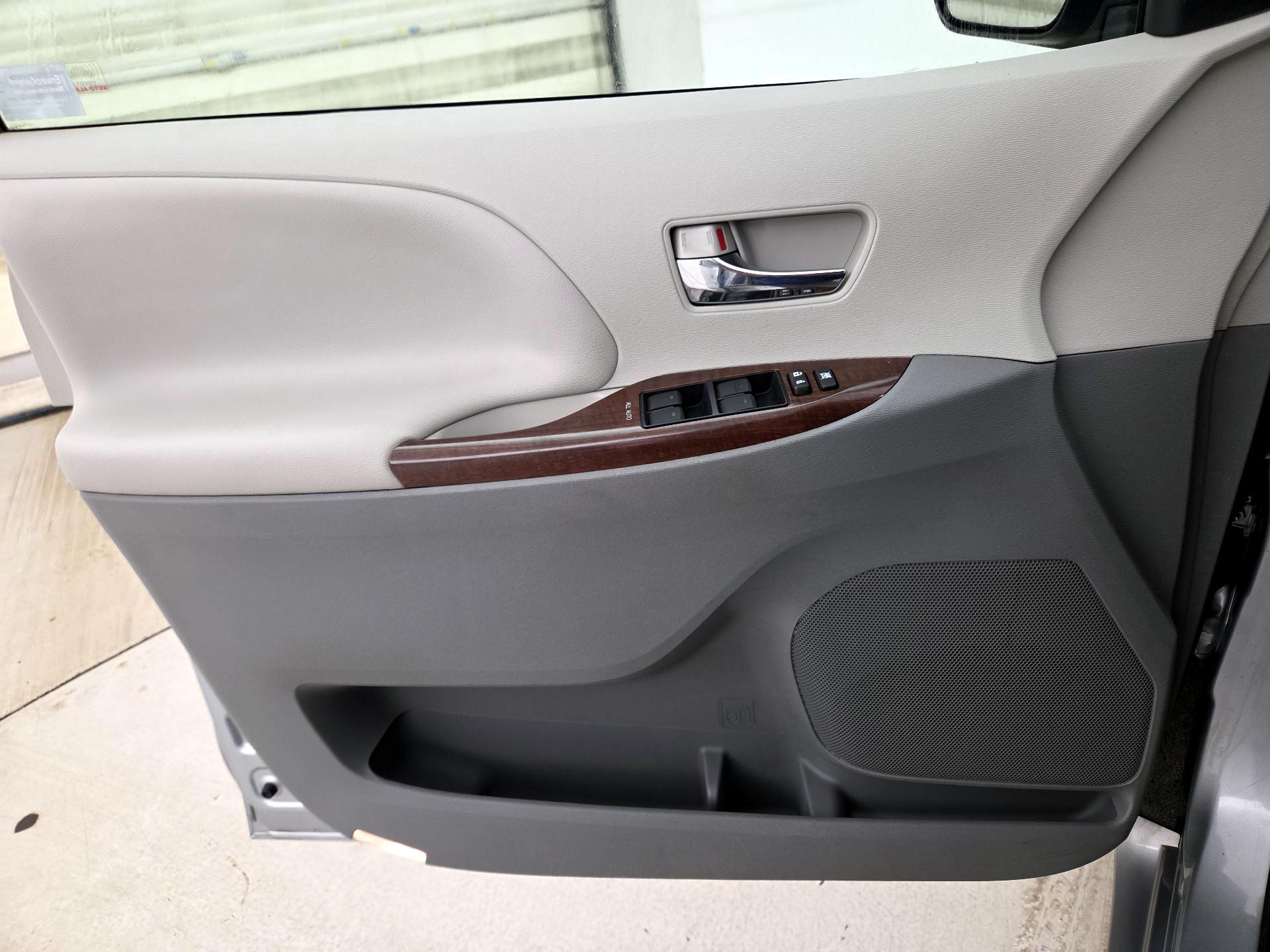 Thumbnail: 2014 Toyota Sienna - 12