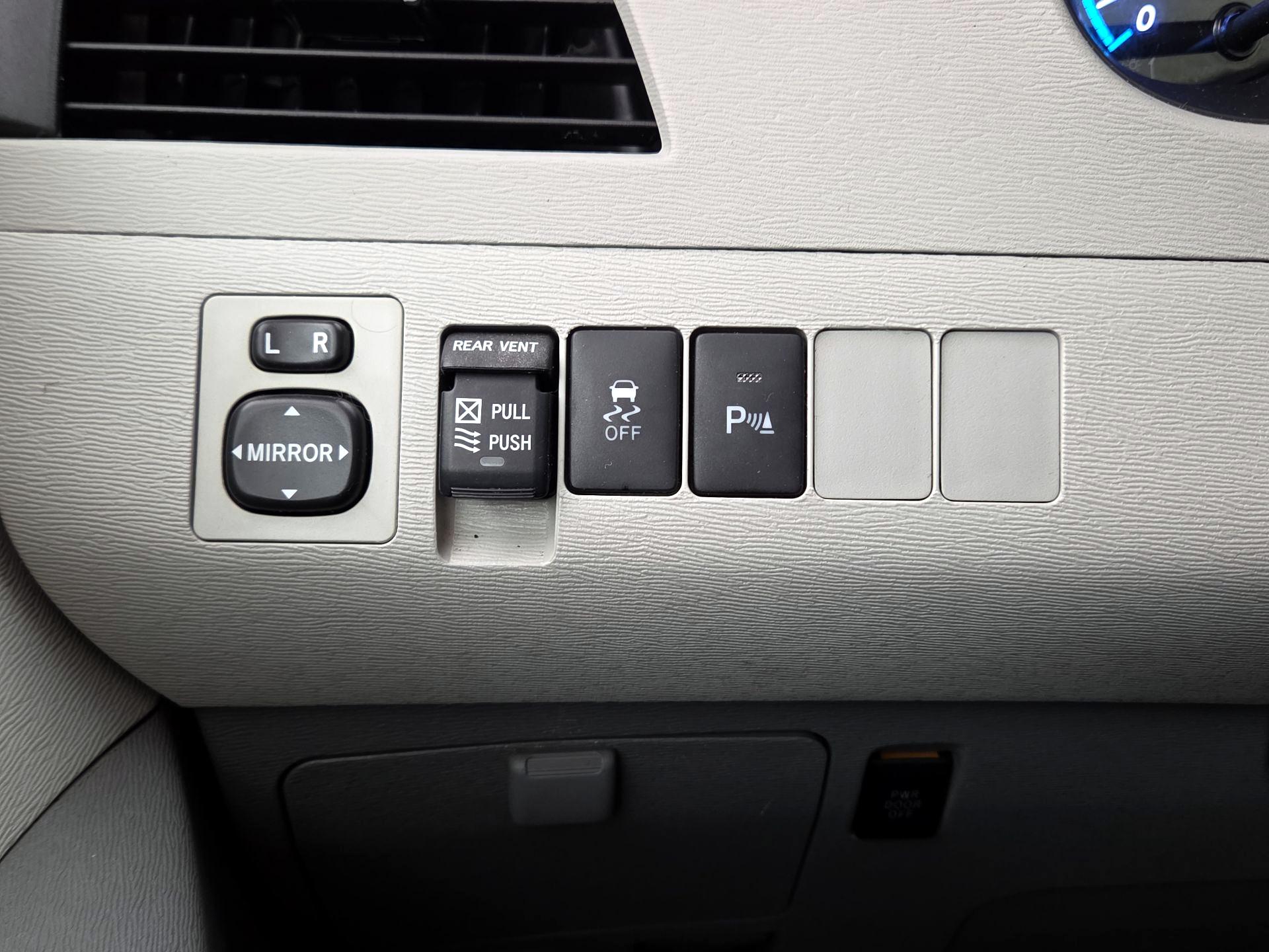 Thumbnail: 2014 Toyota Sienna - 13
