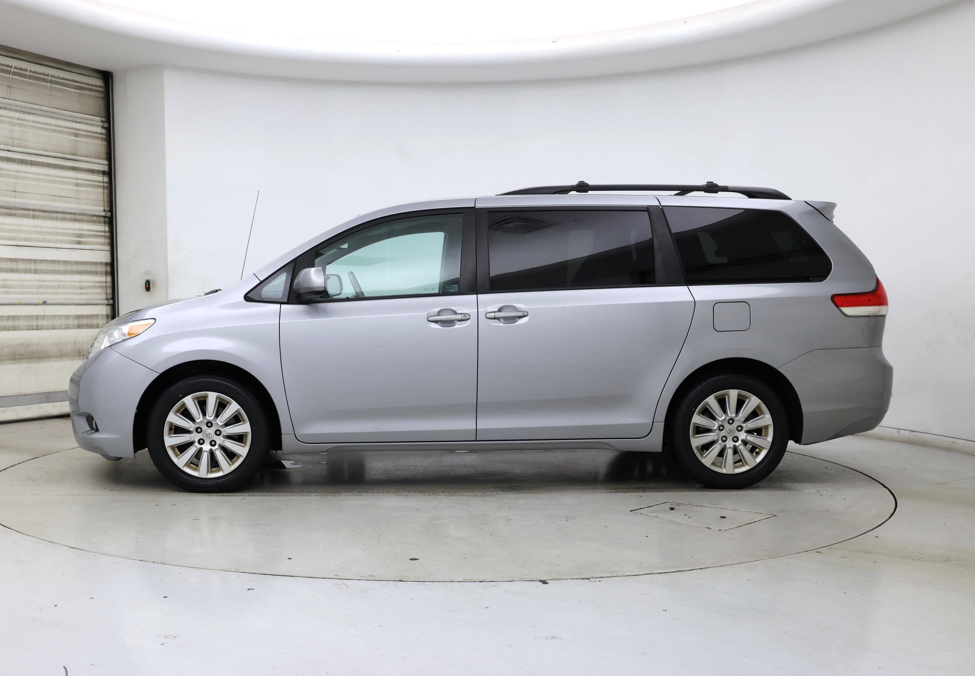 Thumbnail: 2014 Toyota Sienna - 3