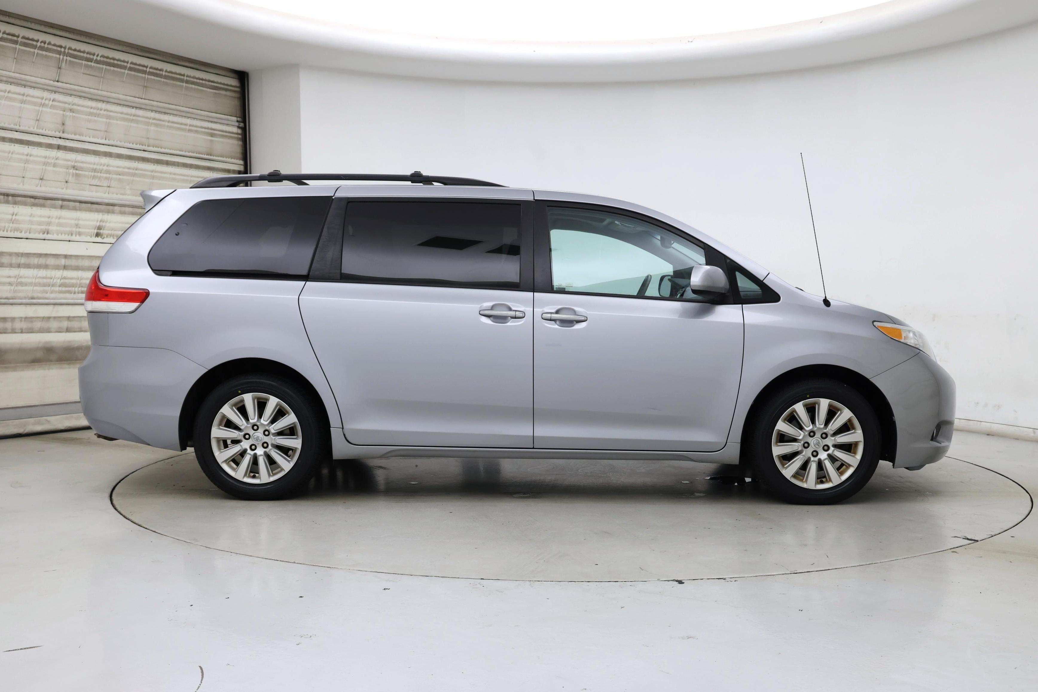 Thumbnail: 2014 Toyota Sienna - 7