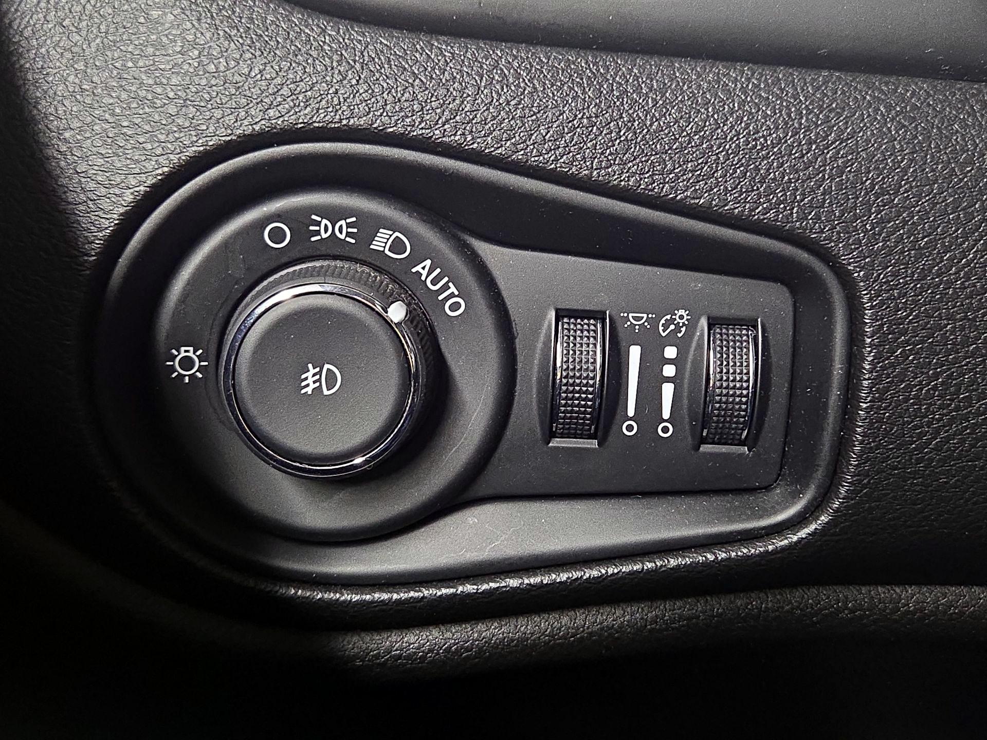 Thumbnail: 2017 Jeep Renegade - 13