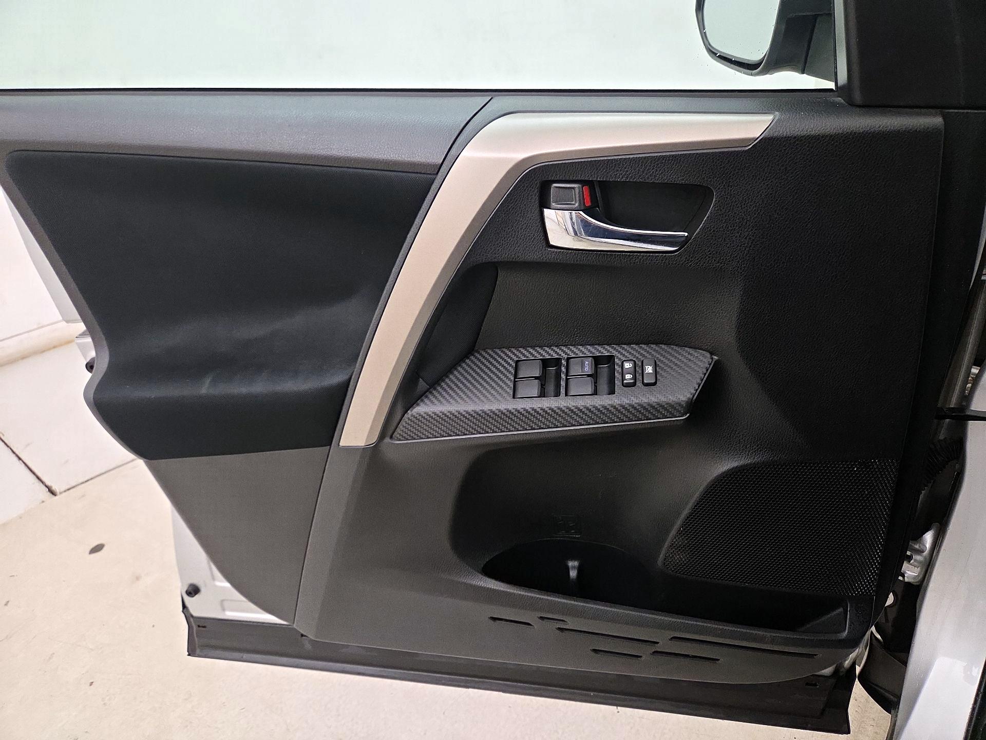Thumbnail: 2015 Toyota RAV4 - 12