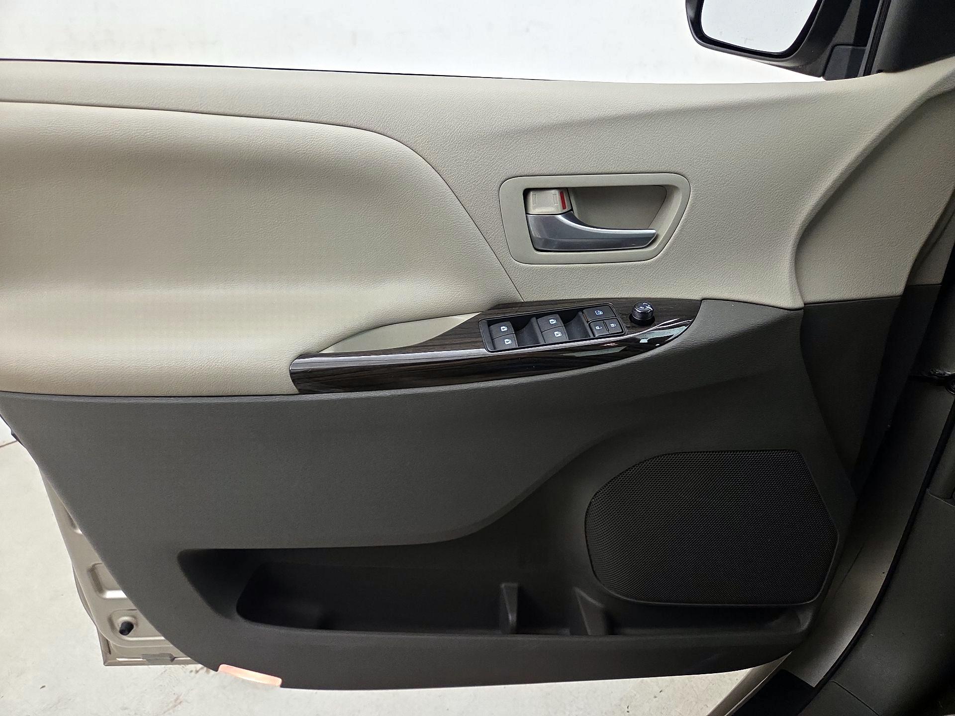 Thumbnail: 2015 Toyota Sienna - 12
