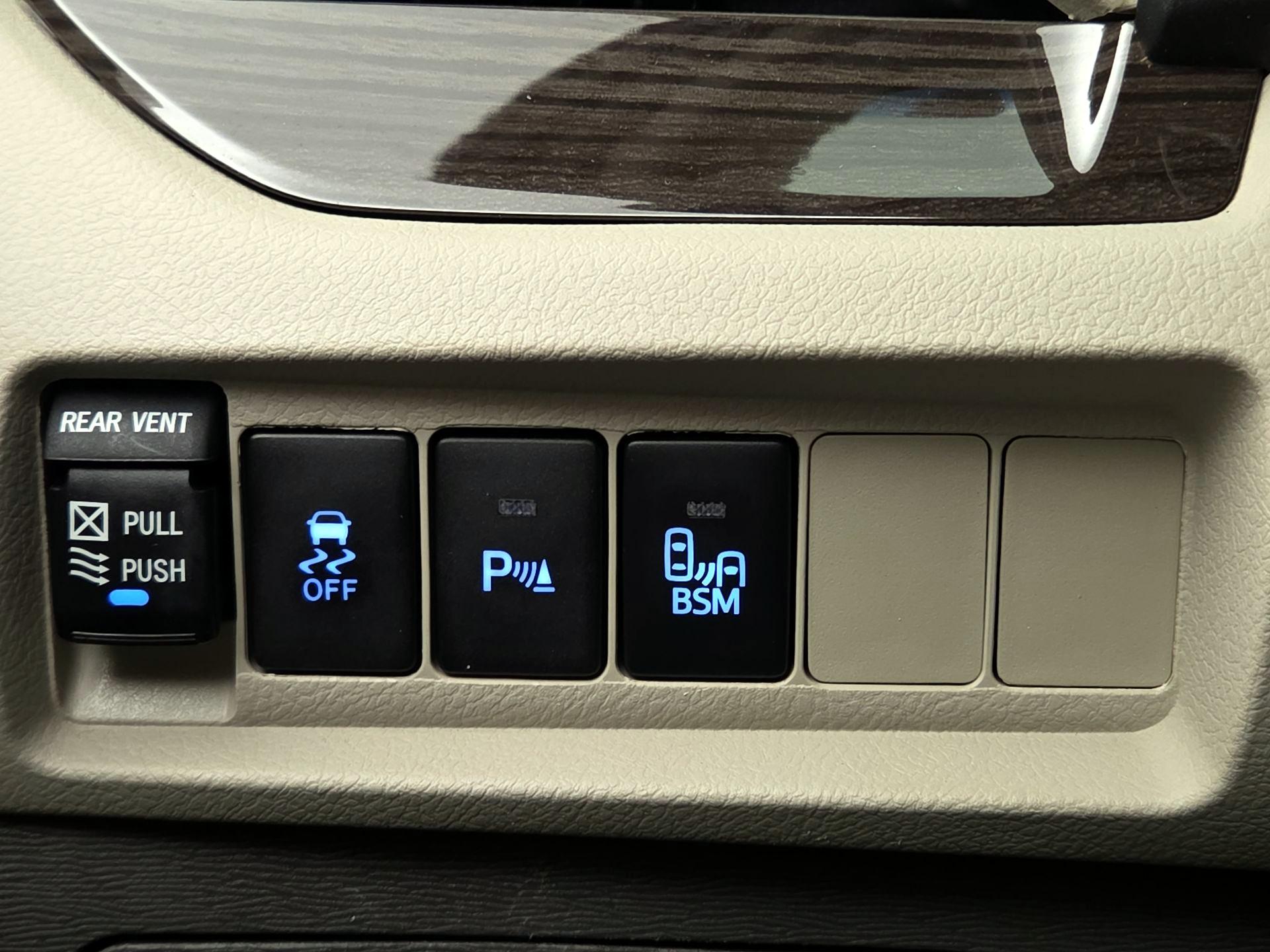 Thumbnail: 2015 Toyota Sienna - 13