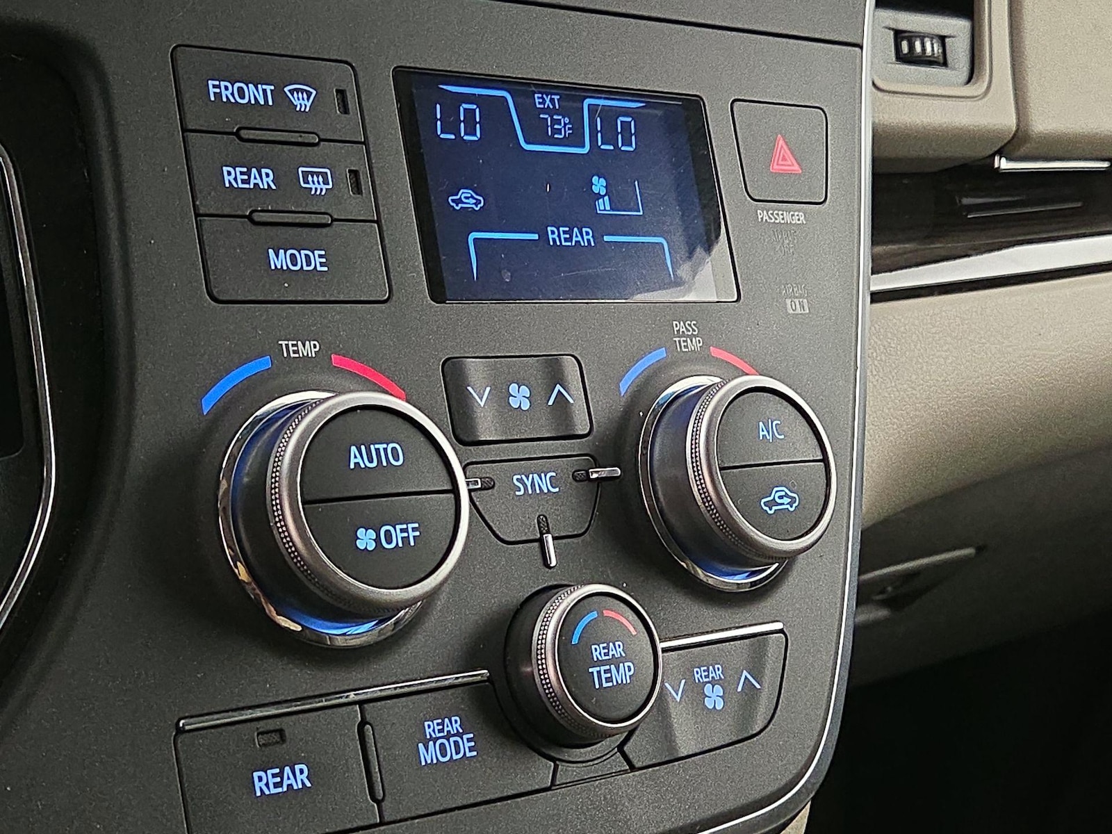 2015 Toyota Sienna XLE - Photo 18