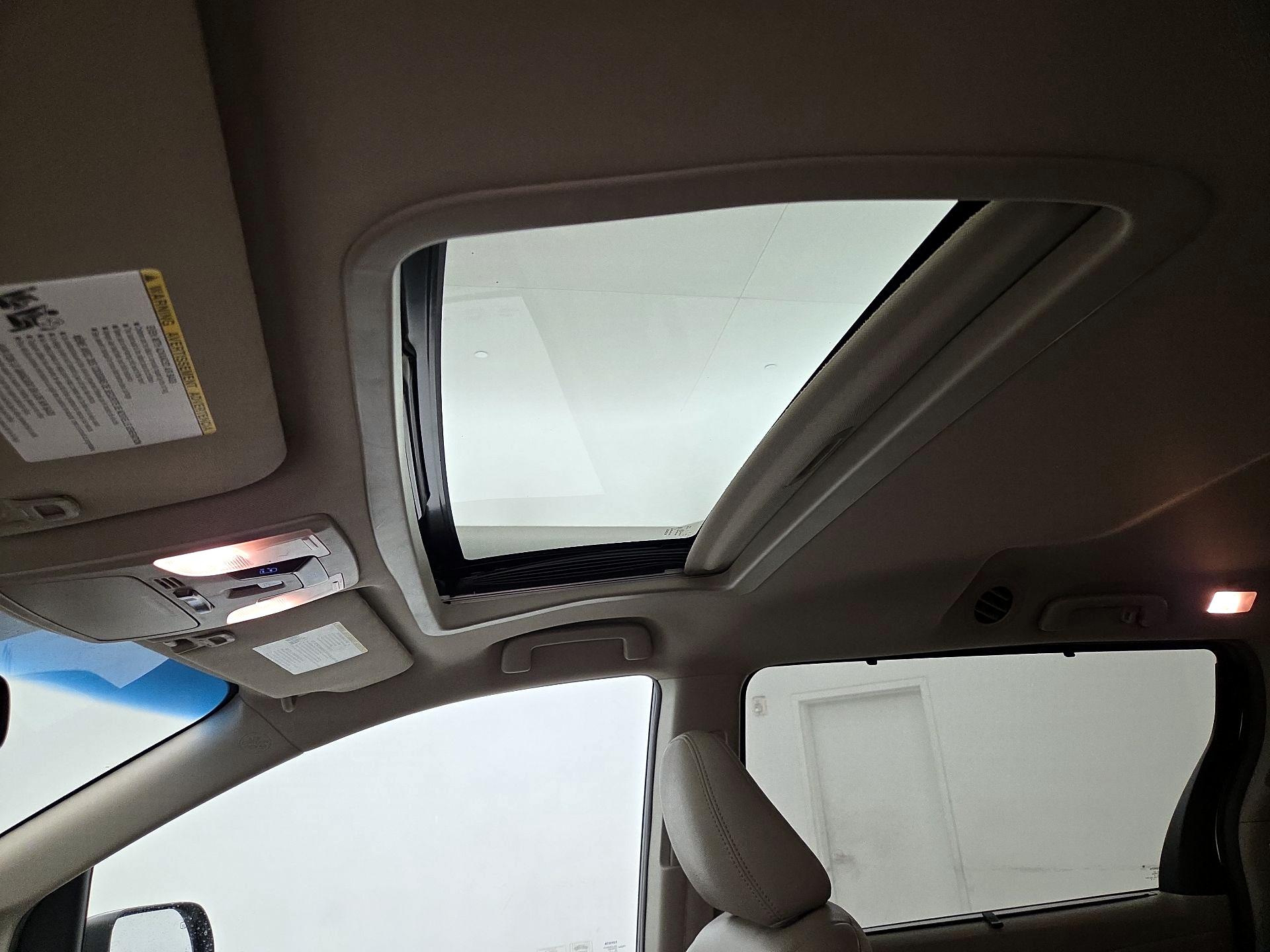 Thumbnail: 2015 Toyota Sienna - 19