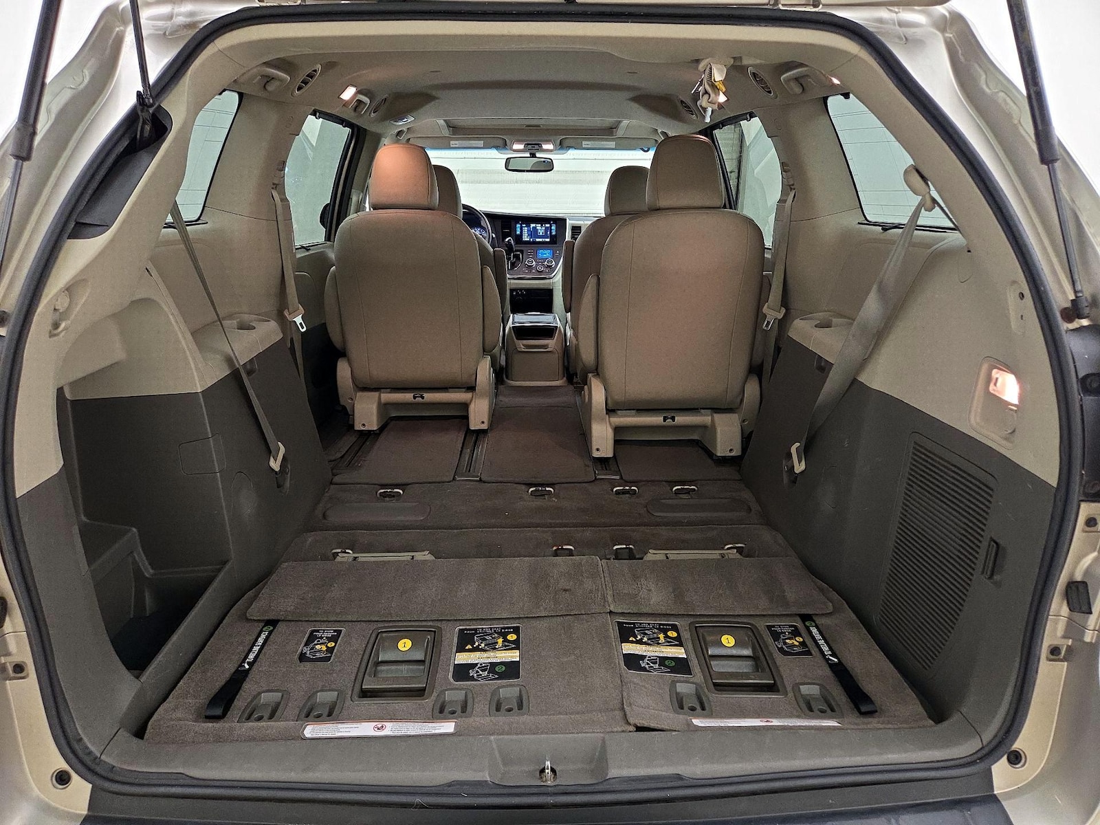 2015 Toyota Sienna XLE - Photo 23