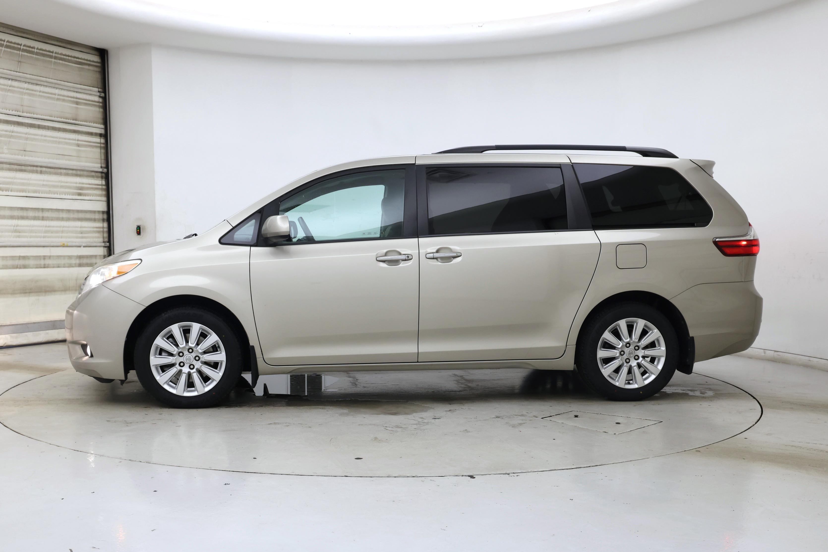 Thumbnail: 2015 Toyota Sienna - 3
