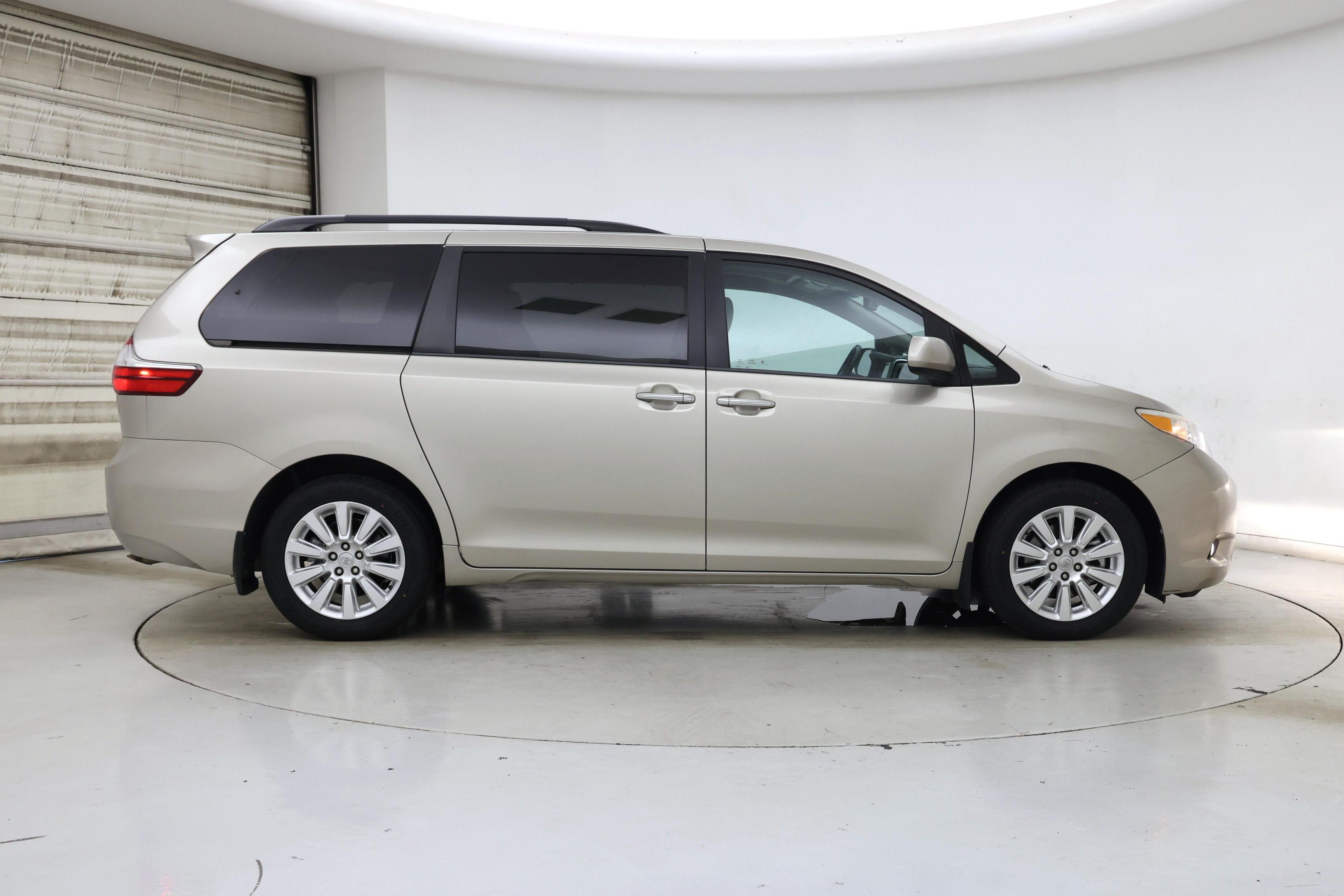 Thumbnail: 2015 Toyota Sienna - 7