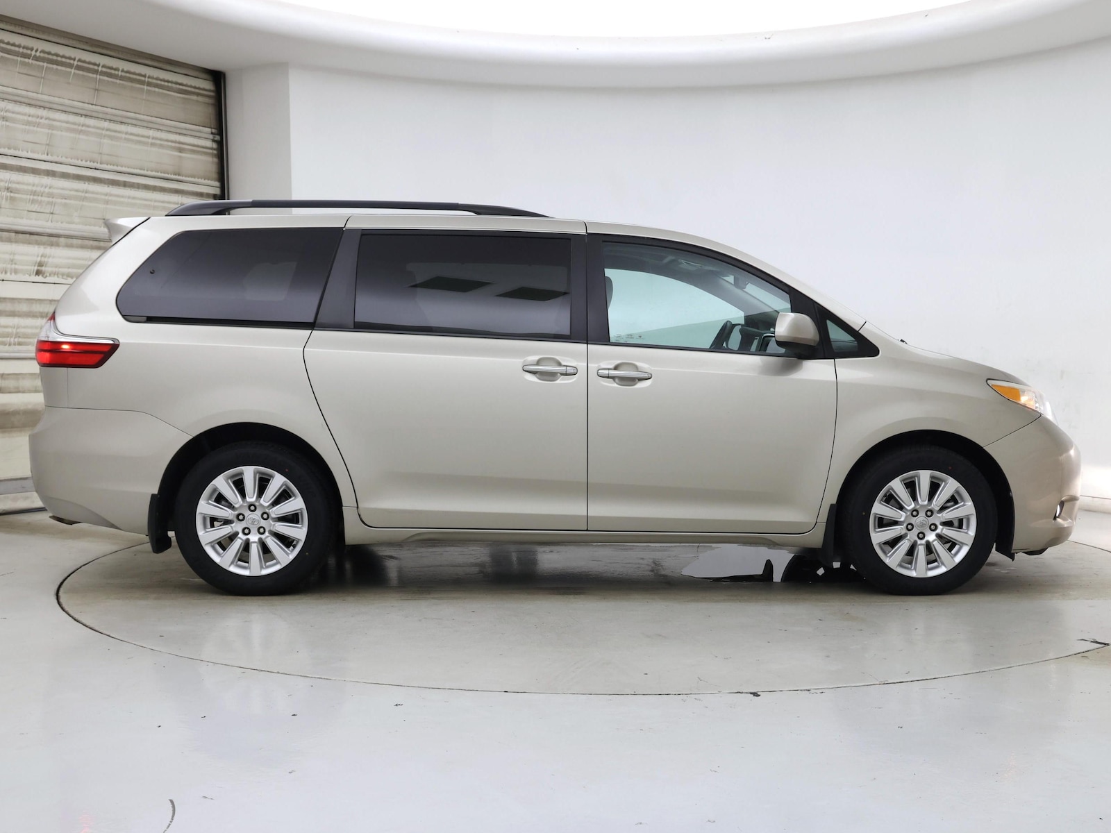 2015 Toyota Sienna XLE - Photo 8