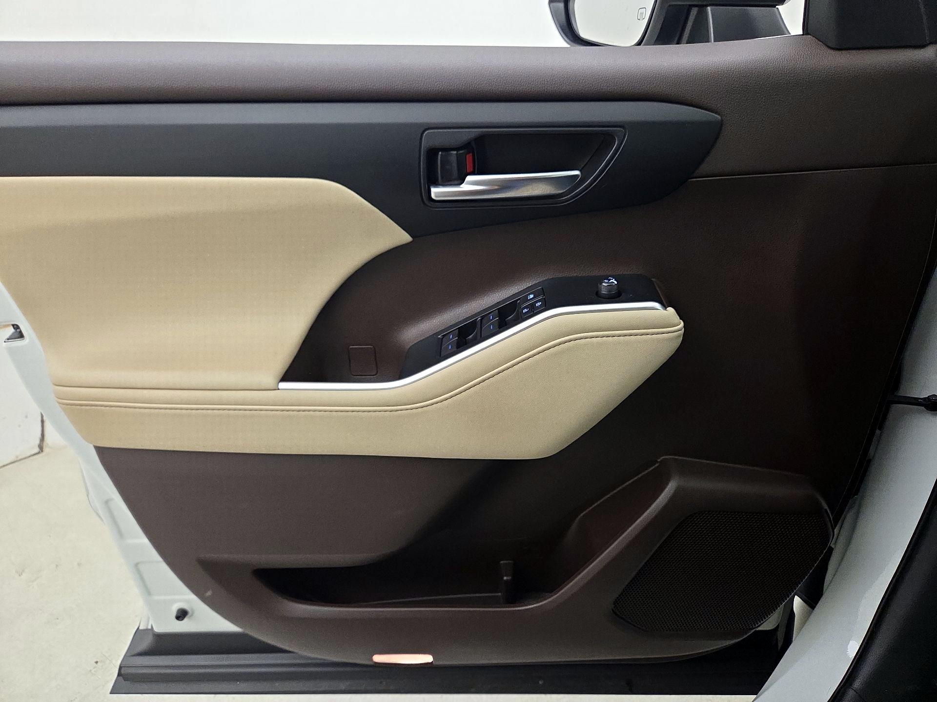 Thumbnail: 2020 Toyota Highlander - 12