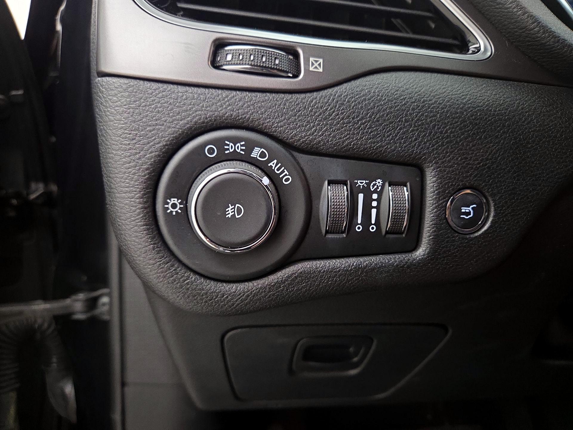 Thumbnail: 2019 Jeep Cherokee - 13