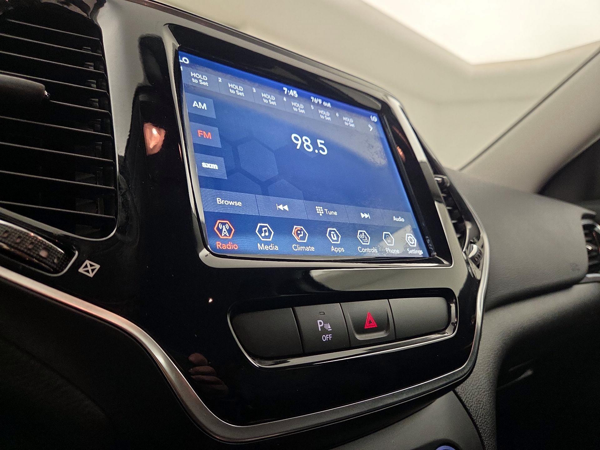 Thumbnail: 2019 Jeep Cherokee - 15
