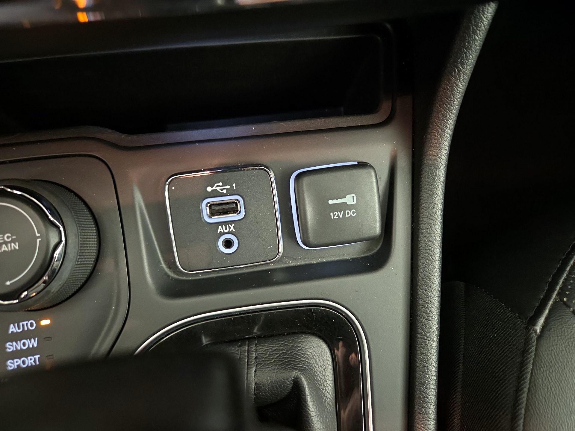 Thumbnail: 2019 Jeep Cherokee - 18