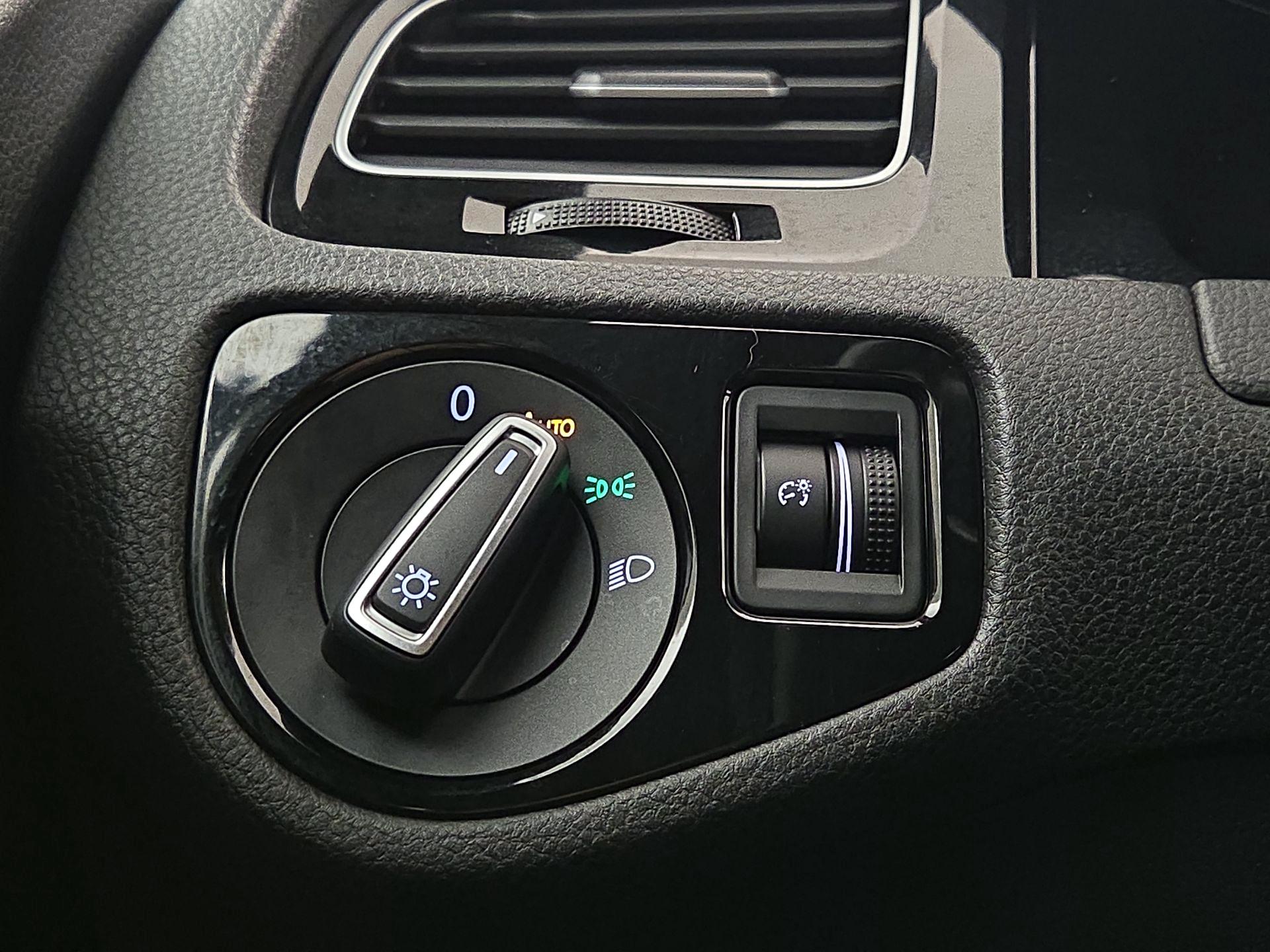 Thumbnail: 2016 Volkswagen Golf - 13