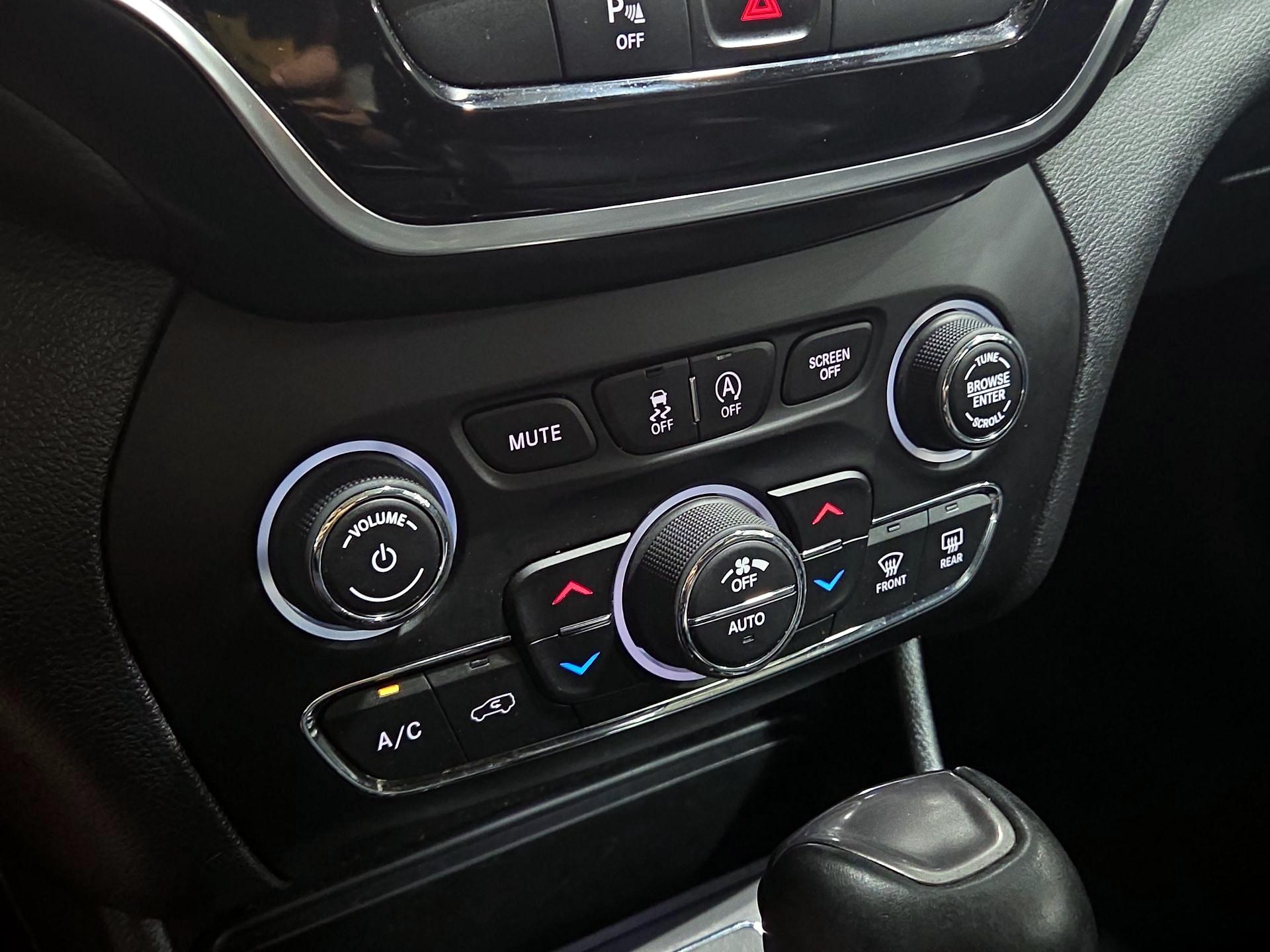 Thumbnail: 2020 Jeep Cherokee - 17