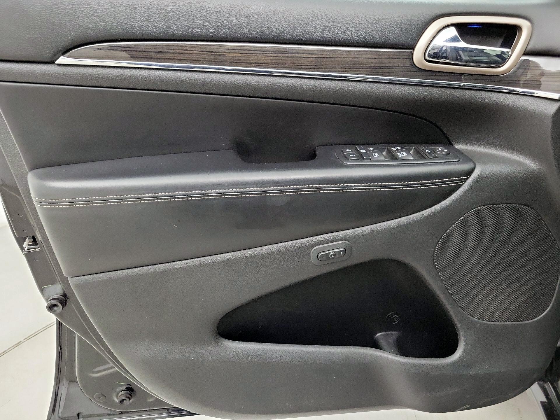 Thumbnail: 2015 Jeep Grand Cherokee - 12