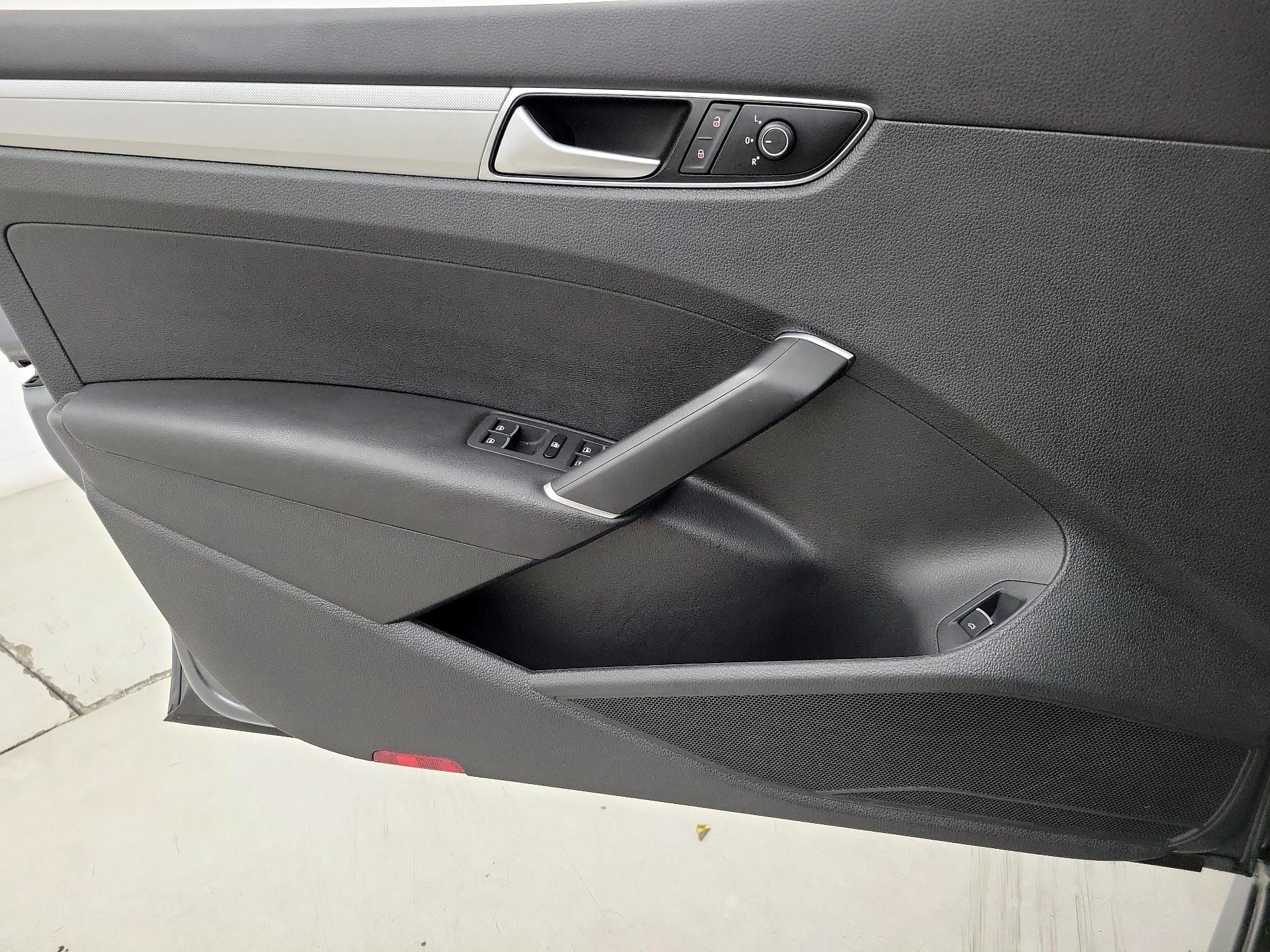 Thumbnail: 2016 Volkswagen Passat - 12