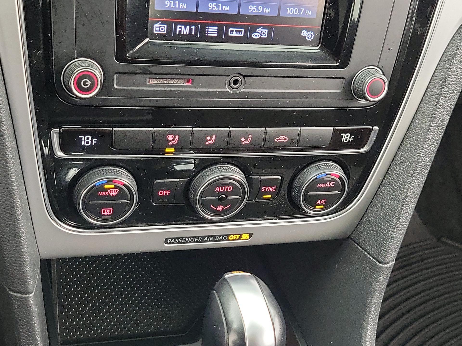 Thumbnail: 2016 Volkswagen Passat - 16