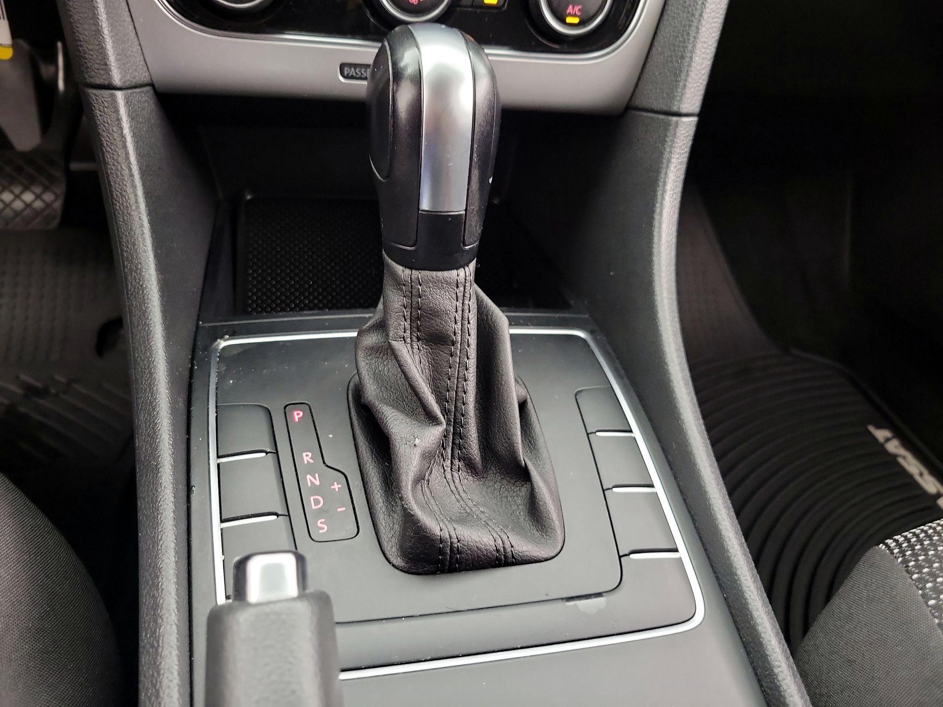 Thumbnail: 2016 Volkswagen Passat - 17