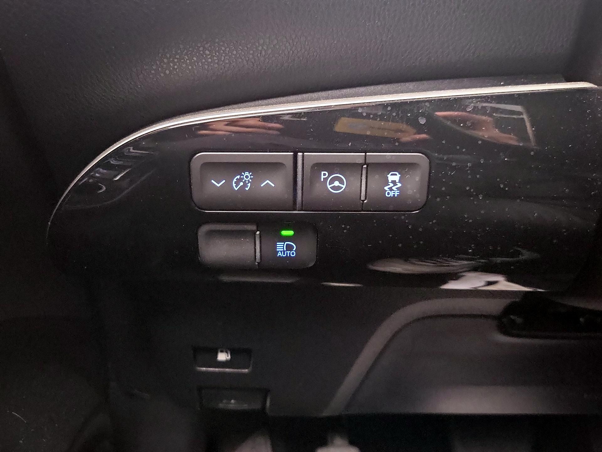 Thumbnail: 2018 Toyota Prius - 13