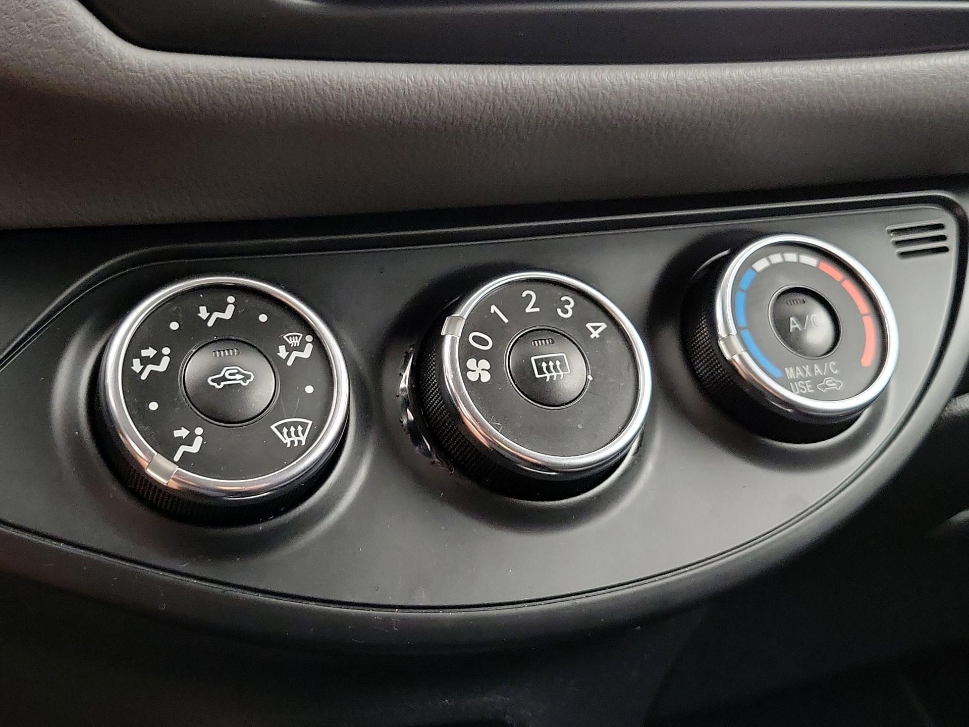 Thumbnail: 2015 Toyota Yaris - 15