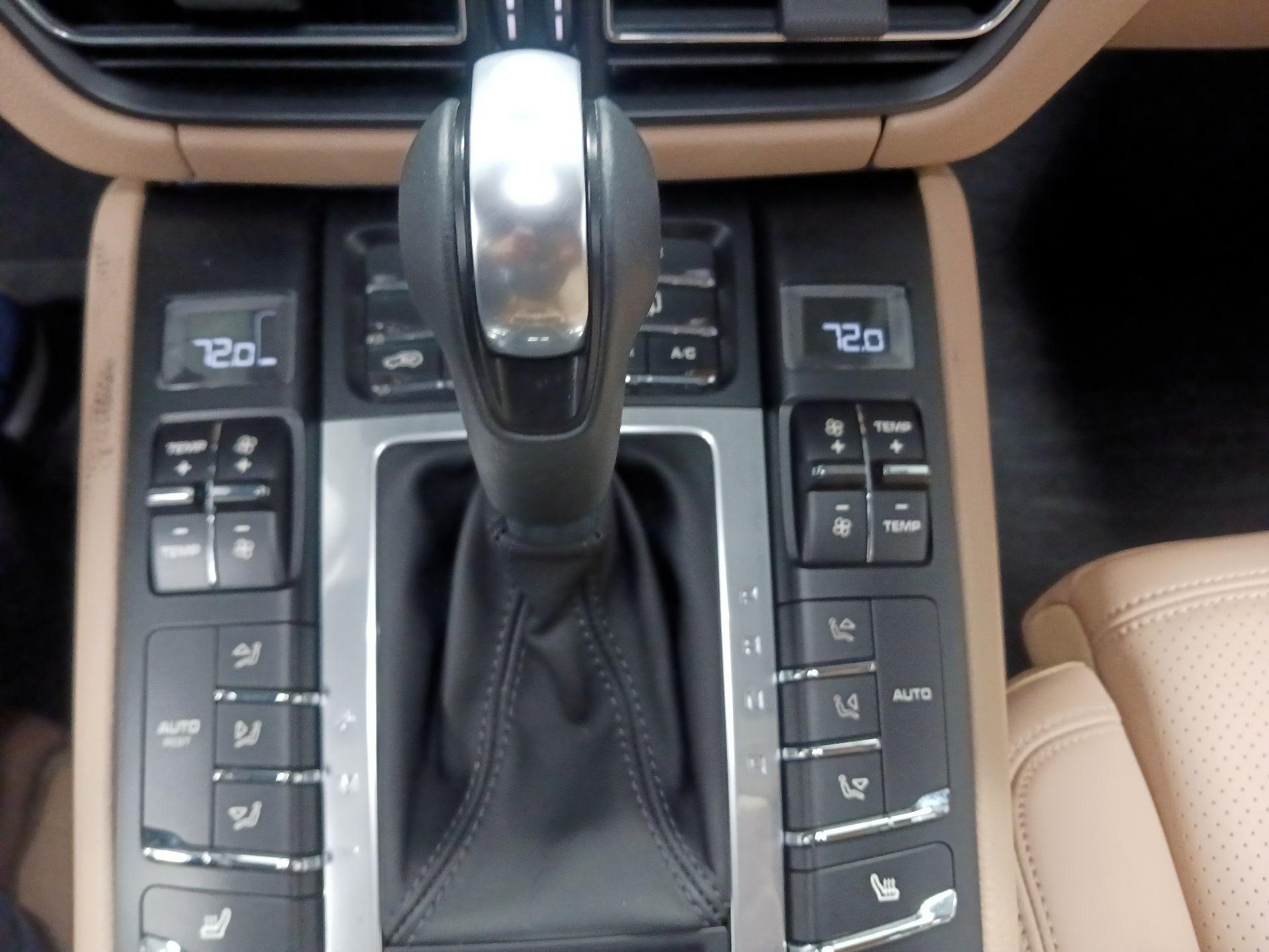 Thumbnail: 2021 Porsche Macan - 14