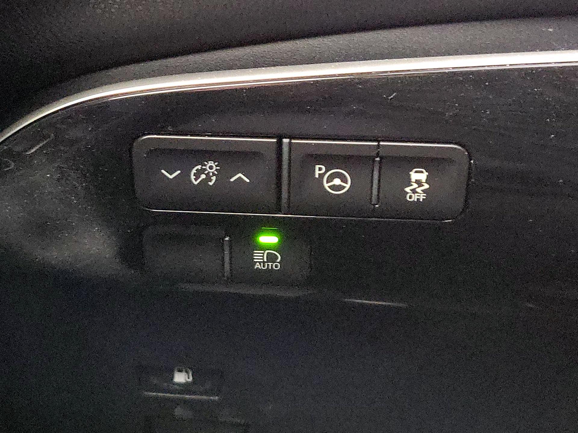 Thumbnail: 2018 Toyota Prius - 13