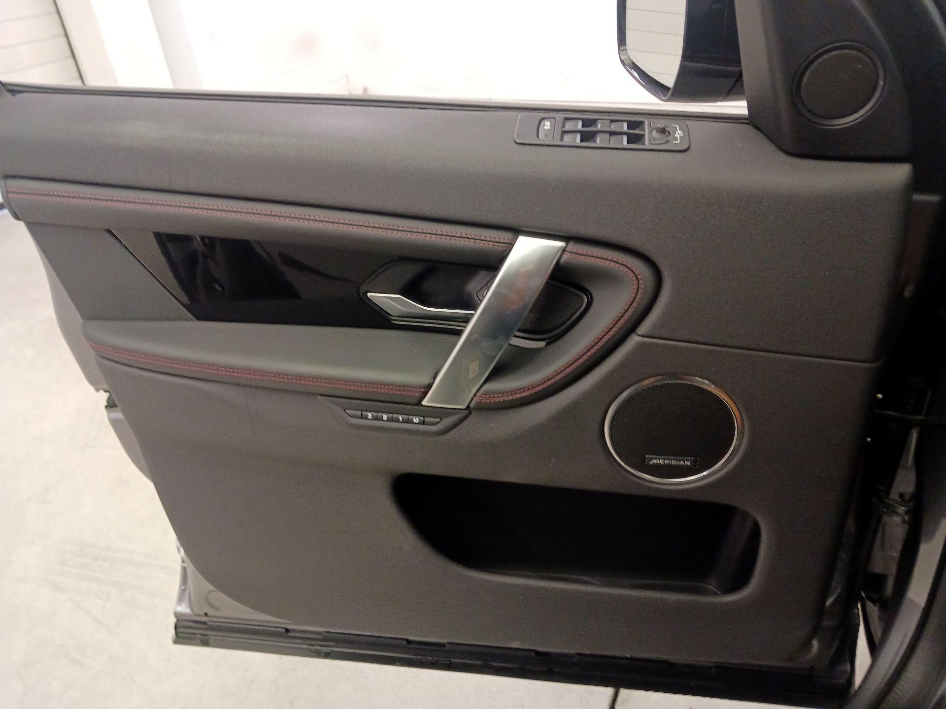 Thumbnail: 2020 Land Rover Discovery Sport - 10