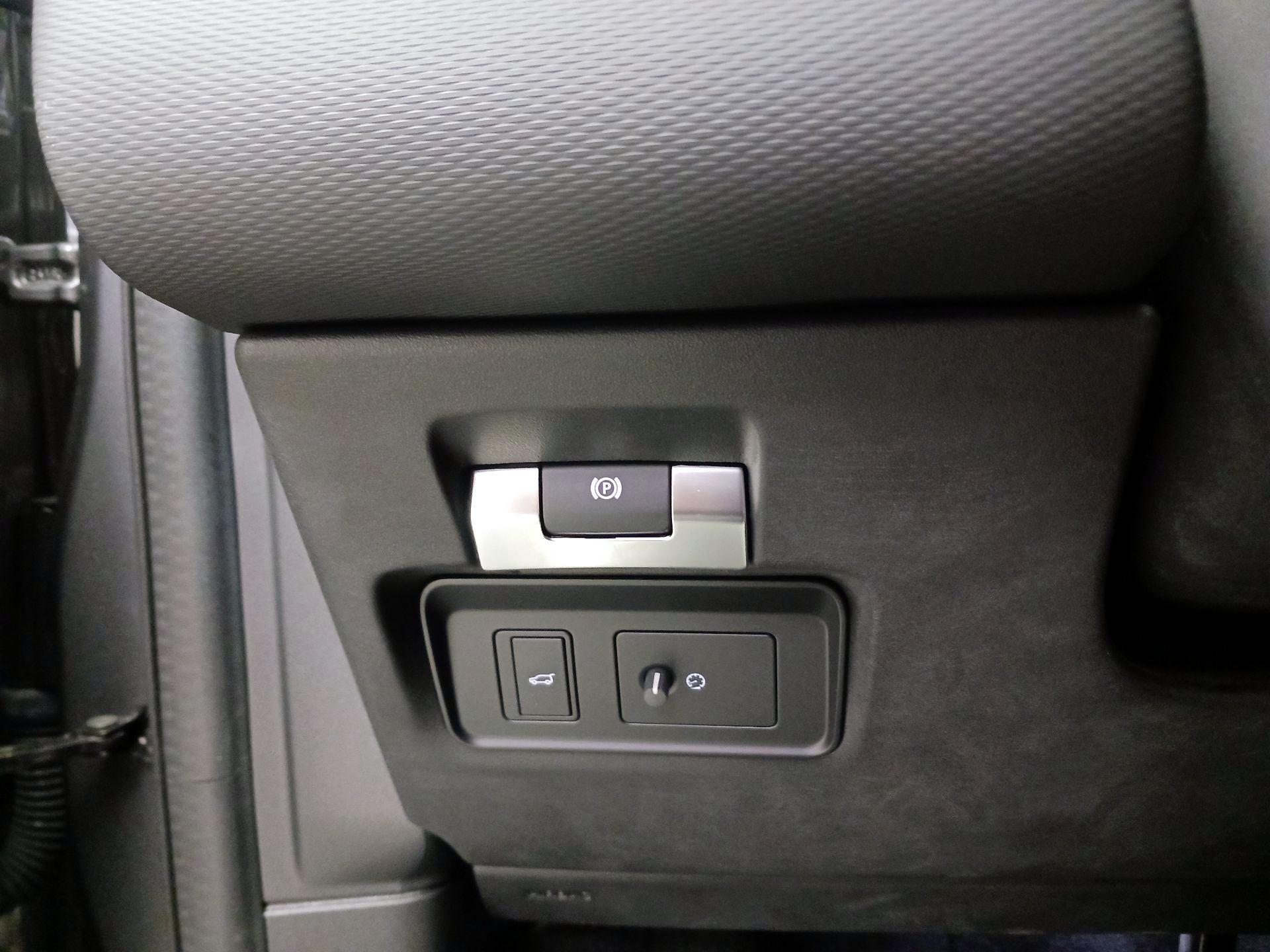 Thumbnail: 2020 Land Rover Discovery Sport - 11