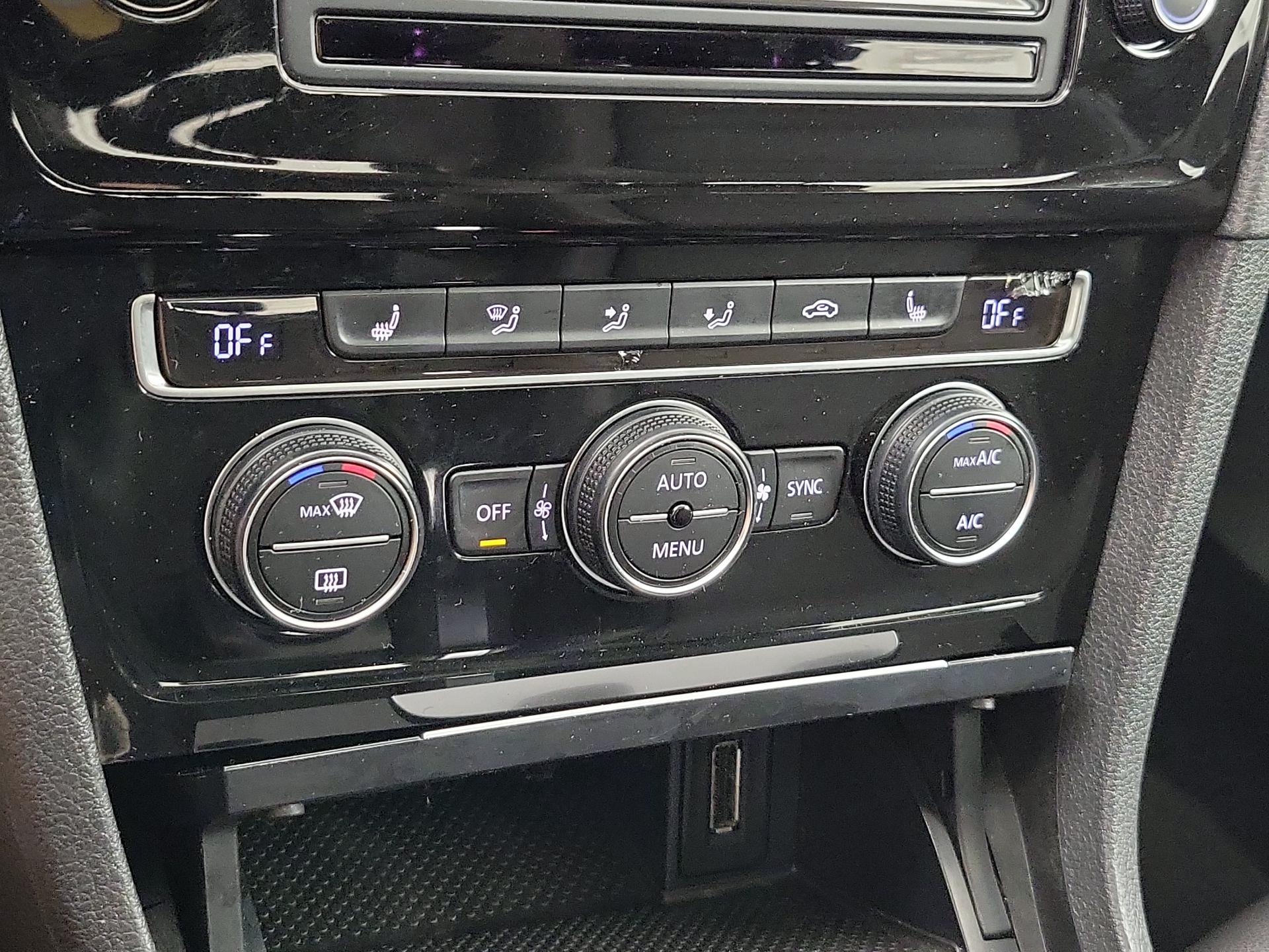 Thumbnail: 2015 Volkswagen Golf - 17