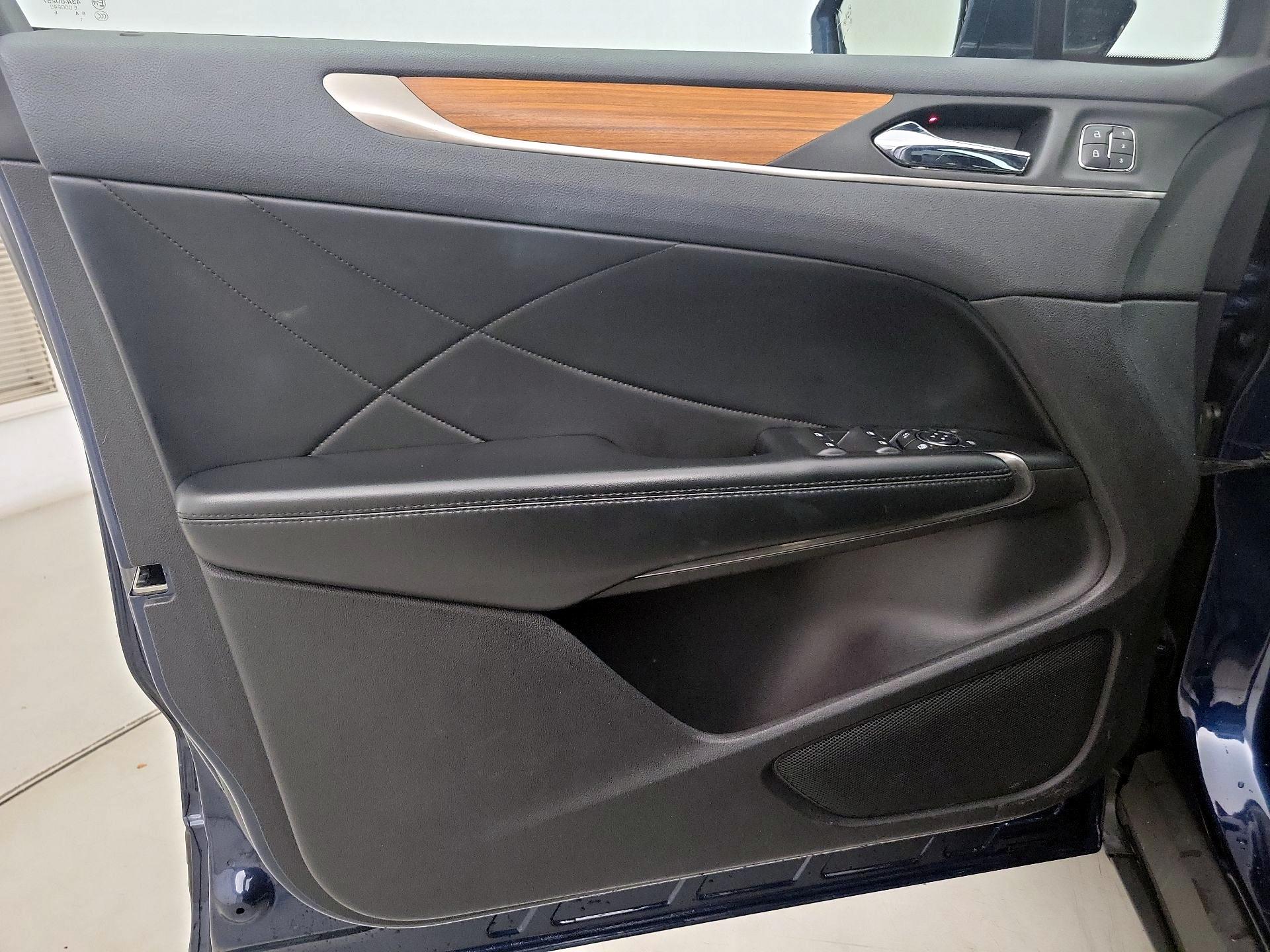 Thumbnail: 2016 Lincoln MKC - 12