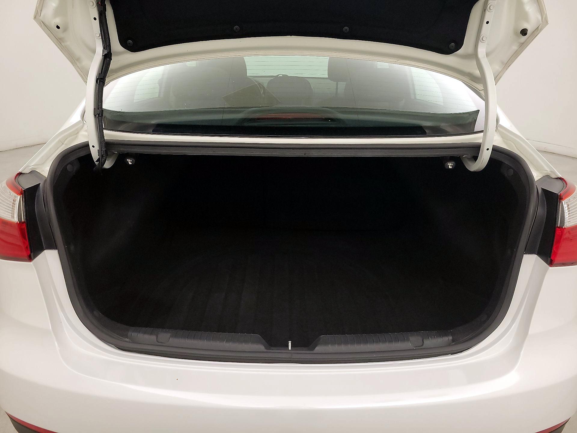 Thumbnail: 2016 Kia Forte - 20