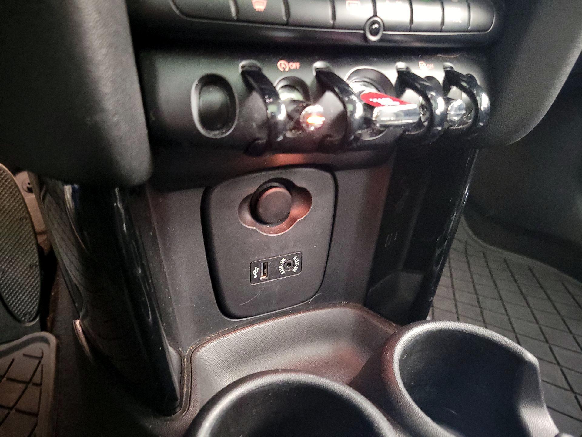 Thumbnail: 2016 MINI Cooper Hardtop - 17