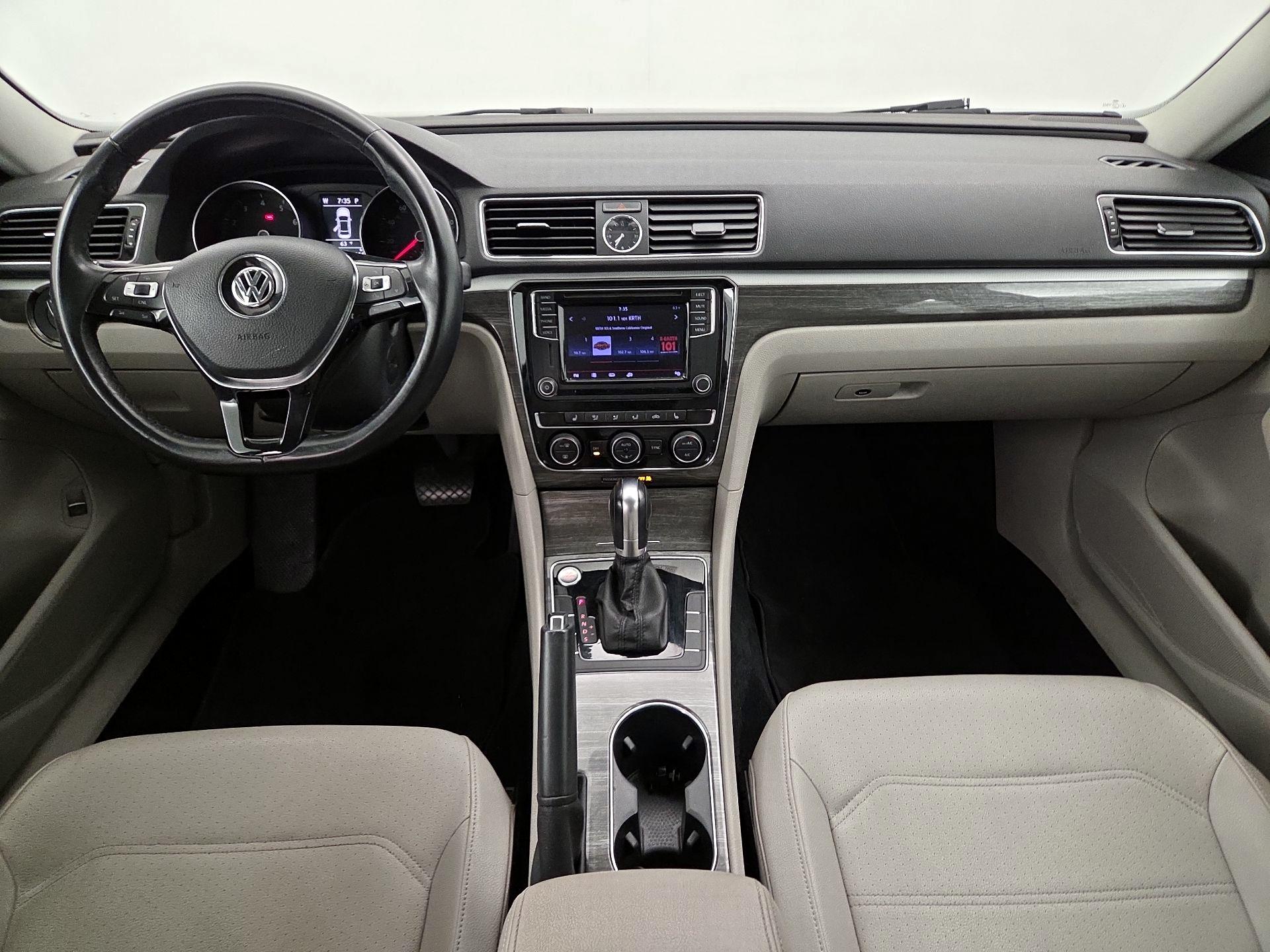 Thumbnail: 2017 Volkswagen Passat - 9