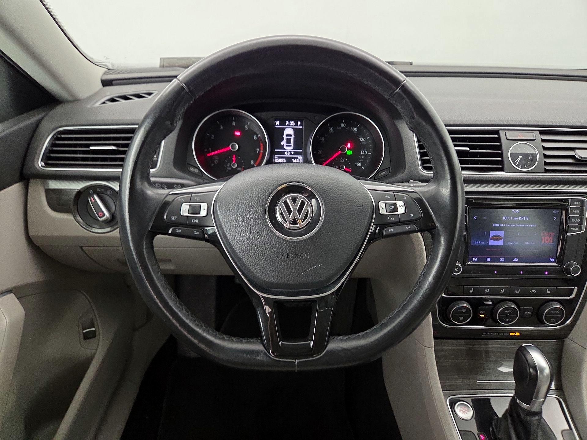 Thumbnail: 2017 Volkswagen Passat - 10